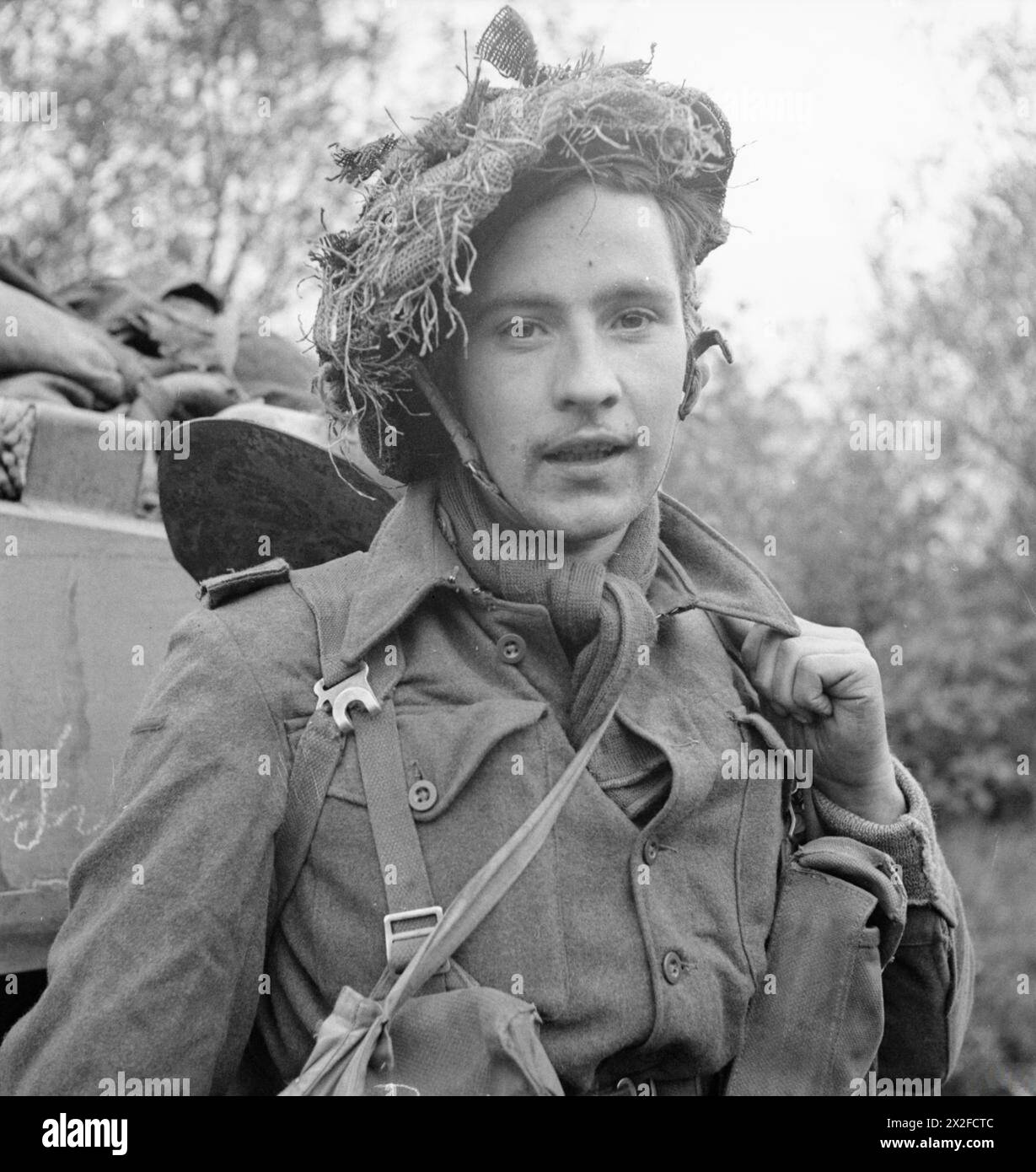 Il soldato A. Anderson del 2nd Monmouthshire Regiment, 59th (Welsh) Division, partecipa all'assalto a Venraij, dimostrando il combattimento di fanteria e le operazioni tattiche nell'Europa nordoccidentale, 1944. Foto Stock