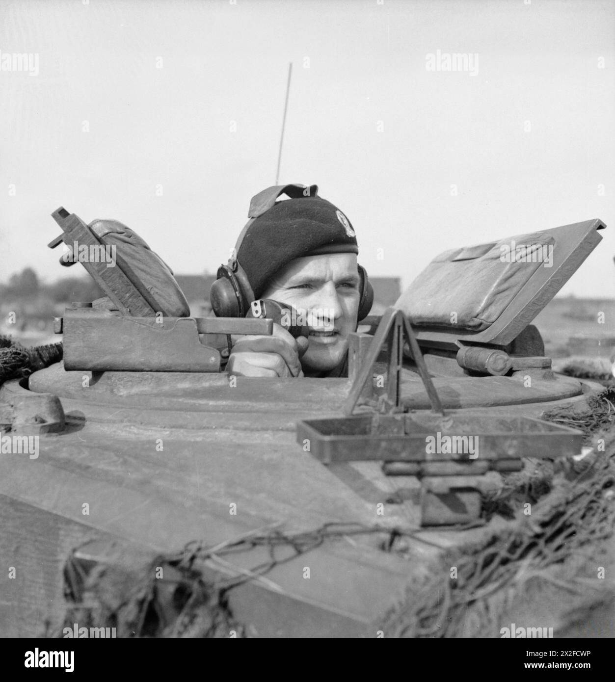 Il caporale S. Potter comanda un carro armato Challenger del 15/19th Hussars, 11th Armoured Division, durante le operazioni in Olanda il 17 ottobre 1944, dimostrando la guerra corazzata e la mobilità tattica. Foto Stock