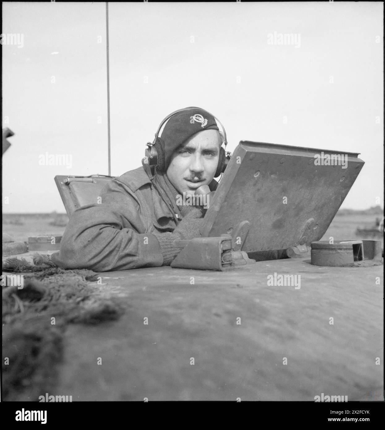 Il Trooper G. Loyon di Liverpool serve come caricatore e operatore radio su un carro armato Challenger del 15/19th Hussars, 11th Armoured Division in Olanda, 17 ottobre 1944. Foto Stock