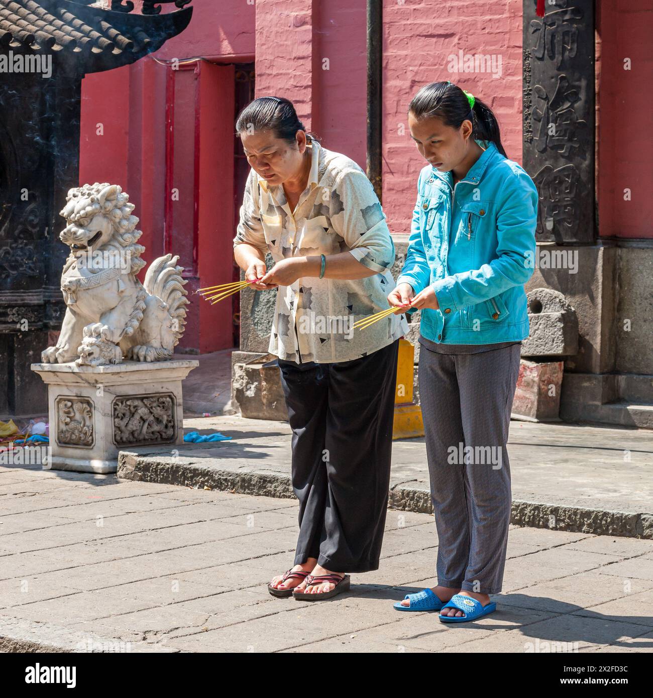 Vietnam, ho chi Minh City, Saigon, devozione, Incenso e prede Foto Stock