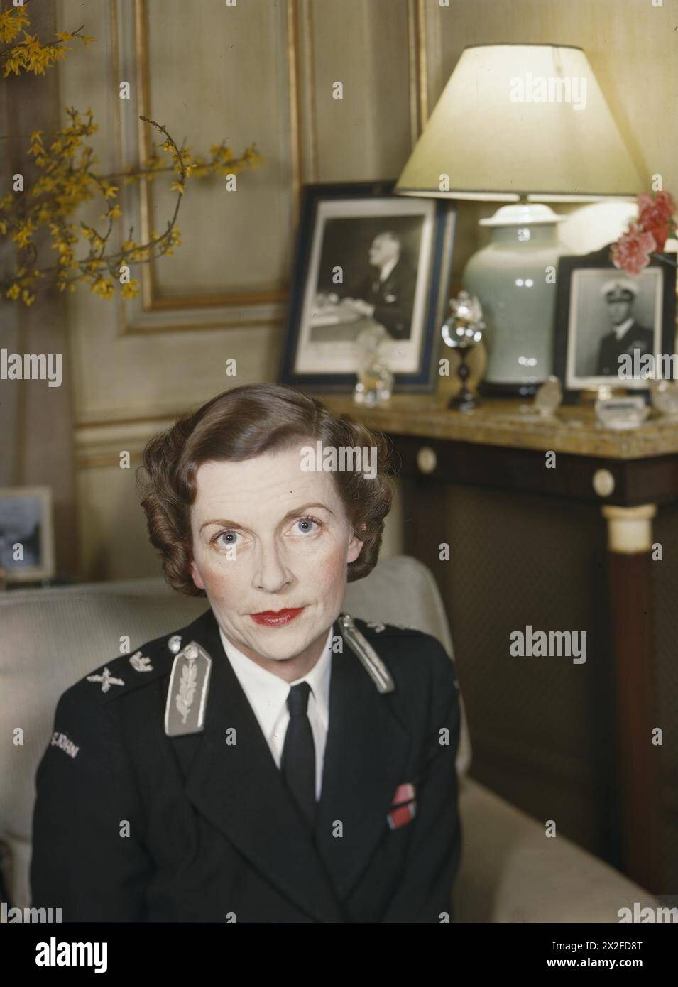 Lady Mountbatten, indossando l'uniforme della St John's Ambulance Brigade, siede nel salotto della sua Belgrave Square, casa di Londra tra il 1939 e il 1945. Foto Stock