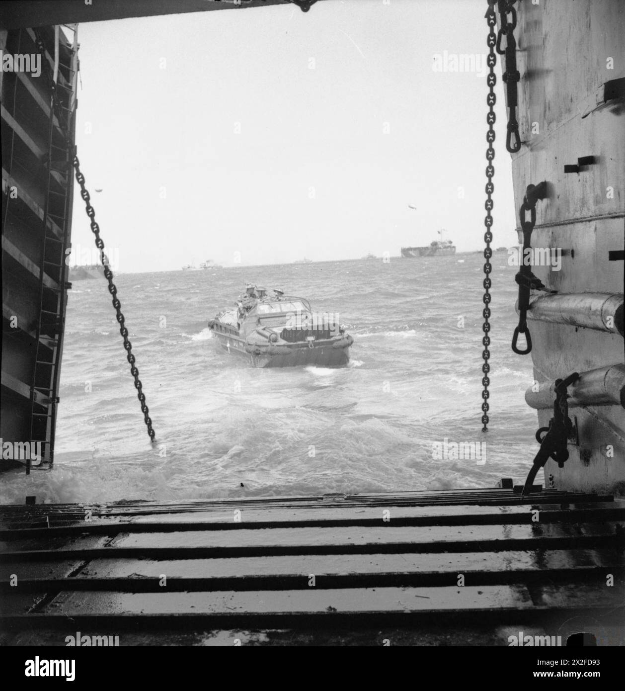 Un veicolo anfibio DUKW britannico trasporta carri armati e munizioni semoventi da una nave da sbarco alla costa della Normandia durante l'invasione del D-Day del 6 giugno 1944. Foto Stock