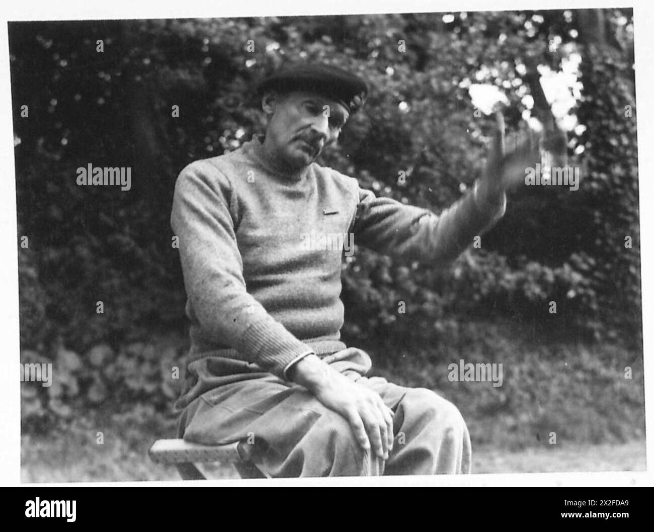 Il generale Sir Bernard Montgomery, comandante delle forze di terra alleate in Normandia, parla ai corrispondenti di guerra durante una conferenza stampa presso il suo quartier generale l'11 giugno 1944. Foto Stock