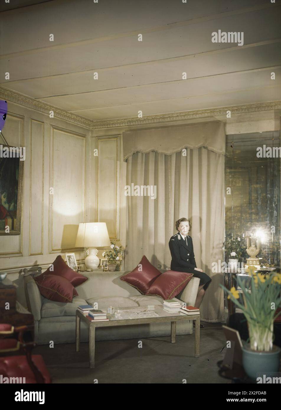 Lady Mountbatten è raffigurata nel salotto della sua residenza di Belgrave Square, Londra, indossando l'uniforme della St John's Ambulance Brigade durante il suo servizio infermieristico nel 1939-1945. Foto Stock
