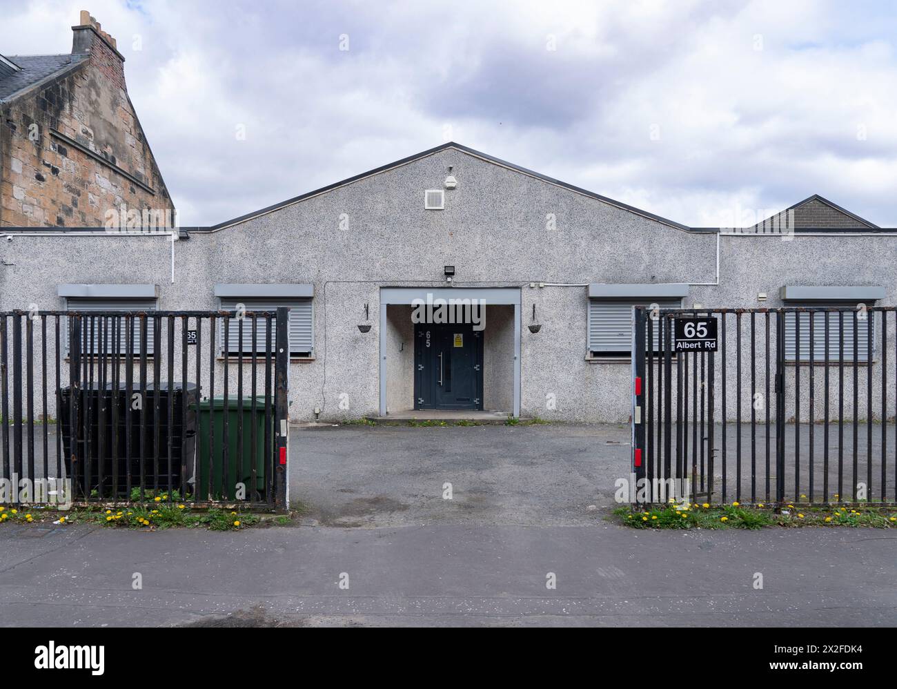 Glasgow, Scozia, Regno Unito. 22 aprile 2024. Vista esterna del centro islamico al-Mahdi di Glasgow a Govanhill sul lato sud di Glasgow. I dissidenti iraniani esiliati suggeriscono che il Centro islamico è diventato una base non autorizzata per il regime di Teheran in Scozia. Secondo quanto riferito, il governo scozzese ha donato quasi 400 sterline, 000 a sovvenzioni del governo scozzese sono state pagate alla Fondazione al-Mahdi, che ha sede in questa sede. Iain Masterton/Alamy Live News Foto Stock