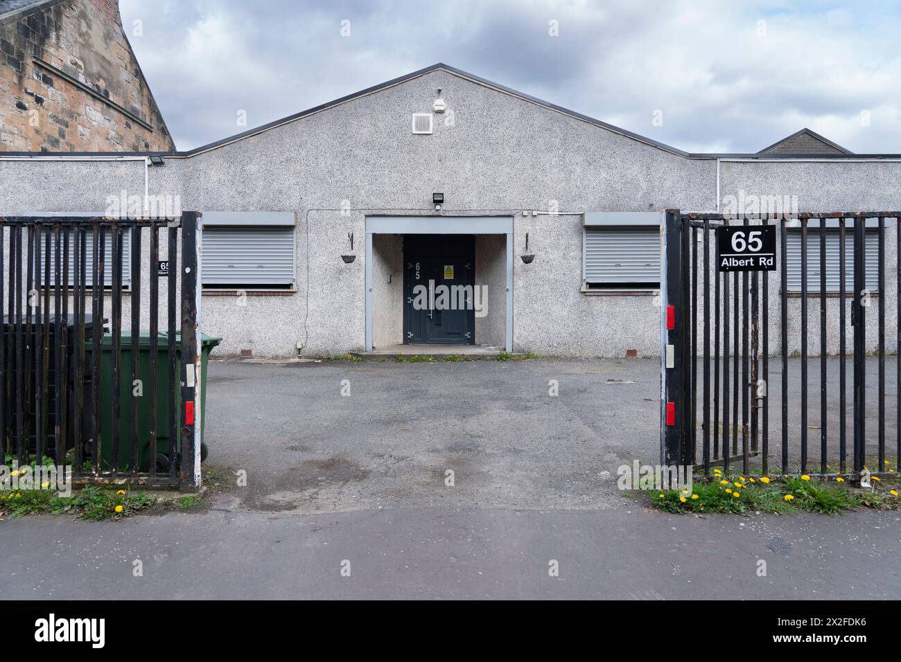 Glasgow, Scozia, Regno Unito. 22 aprile 2024. Vista esterna del centro islamico al-Mahdi di Glasgow a Govanhill sul lato sud di Glasgow. I dissidenti iraniani esiliati suggeriscono che il Centro islamico è diventato una base non autorizzata per il regime di Teheran in Scozia. Secondo quanto riferito, il governo scozzese ha donato quasi 400 sterline, 000 a sovvenzioni del governo scozzese sono state pagate alla Fondazione al-Mahdi, che ha sede in questa sede. Iain Masterton/Alamy Live News Foto Stock