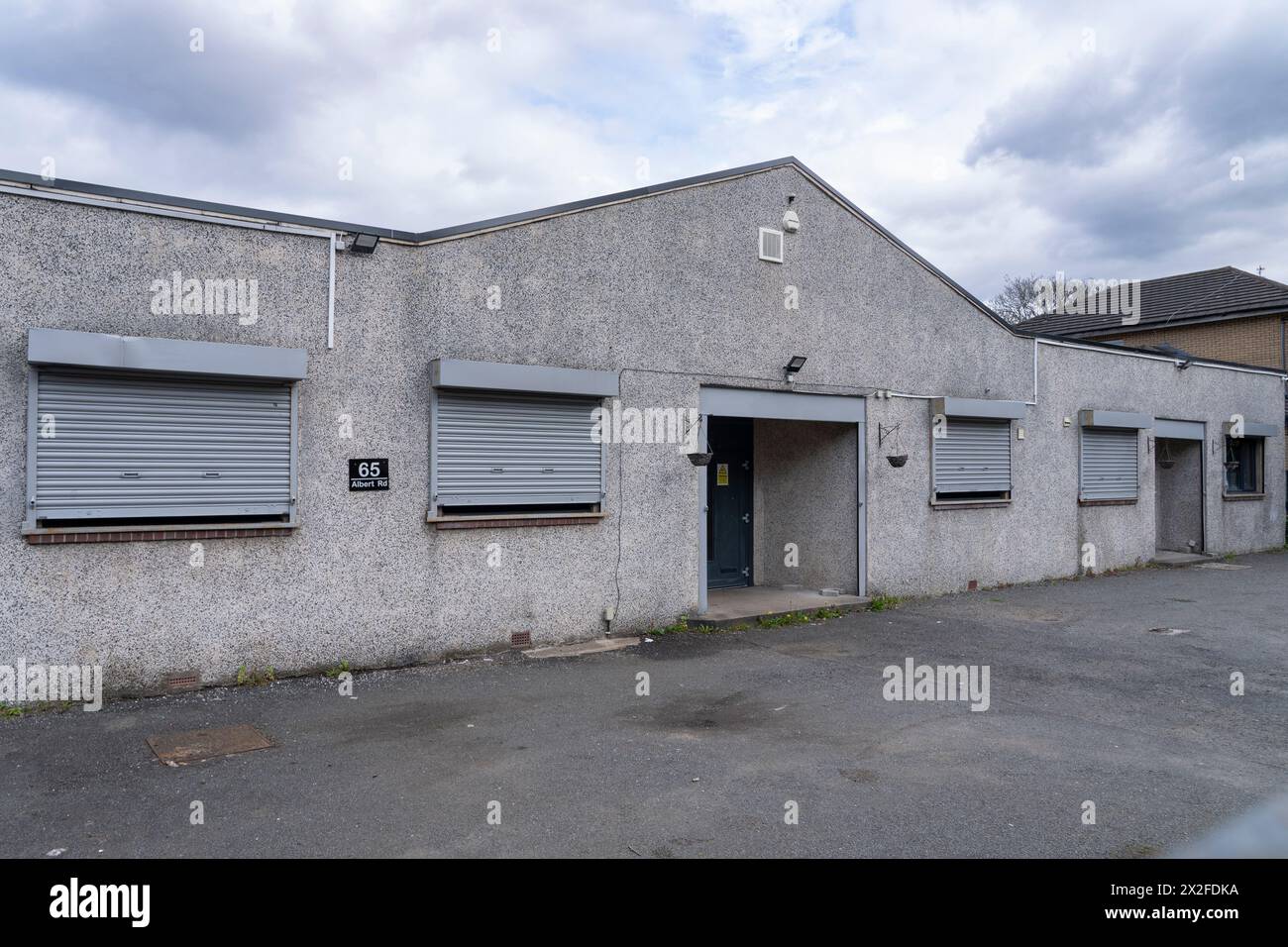 Glasgow, Scozia, Regno Unito. 22 aprile 2024. Vista esterna del centro islamico al-Mahdi di Glasgow a Govanhill sul lato sud di Glasgow. I dissidenti iraniani esiliati suggeriscono che il Centro islamico è diventato una base non autorizzata per il regime di Teheran in Scozia. Secondo quanto riferito, il governo scozzese ha donato quasi 400 sterline, 000 a sovvenzioni del governo scozzese sono state pagate alla Fondazione al-Mahdi, che ha sede in questa sede. Iain Masterton/Alamy Live News Foto Stock