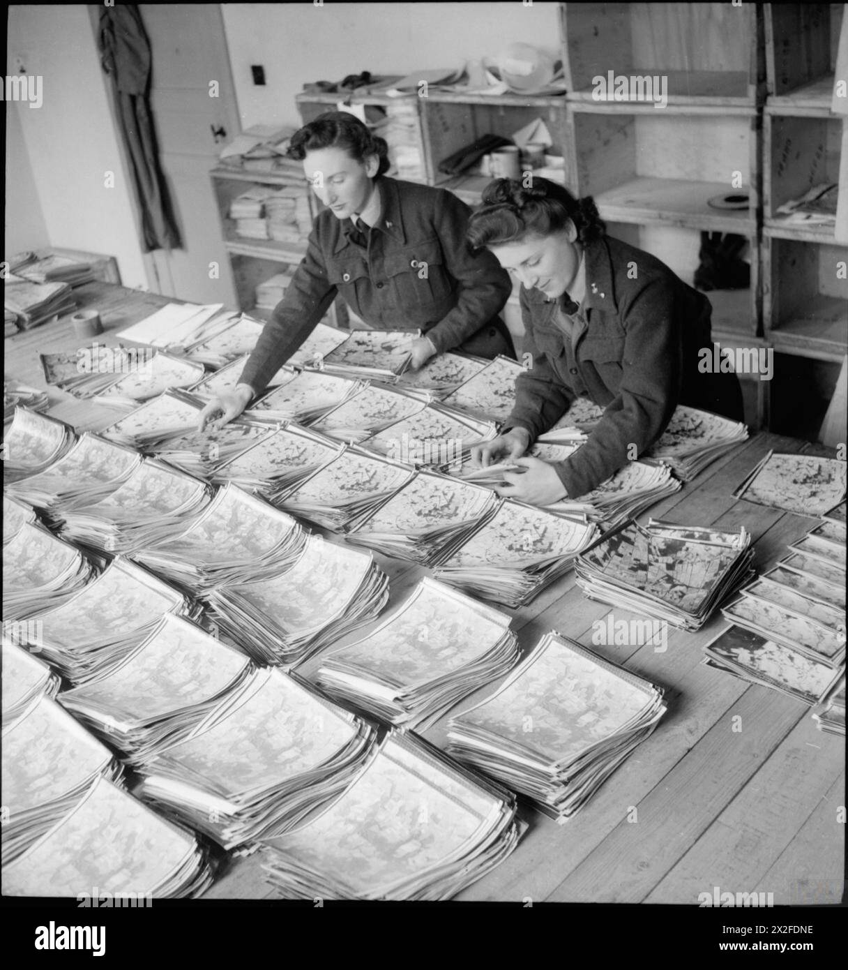 ROYAL AIR FORCE: 2ND TACTICAL AIR FORCE, 1943-1945. - Leading Aircraftwoman Ida Brown di Stoke Newington, Londra, e Leading Aircraftwoman Mary Jordan di dover, preparando le stampe per la spedizione nella Sorting Room della 2nd TAF Photographic negative Library di Keerbergen, Belgium Royal Air Force, Women's Auxiliary Air Force, Royal Air Force, Maintenance Unit, 201 Foto Stock