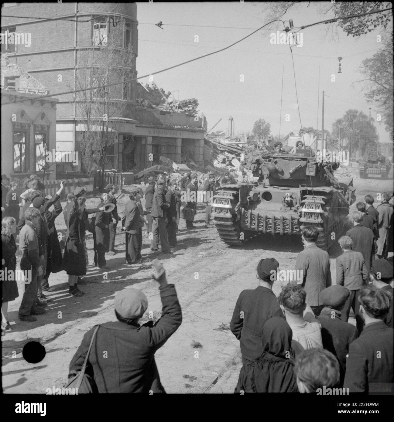 Gli ex lavoratori schiavisti di Brema accolsero i carri britannici Churchill in arrivo il 25 aprile 1945 durante le fasi finali della campagna nell'Europa nordoccidentale. Foto Stock