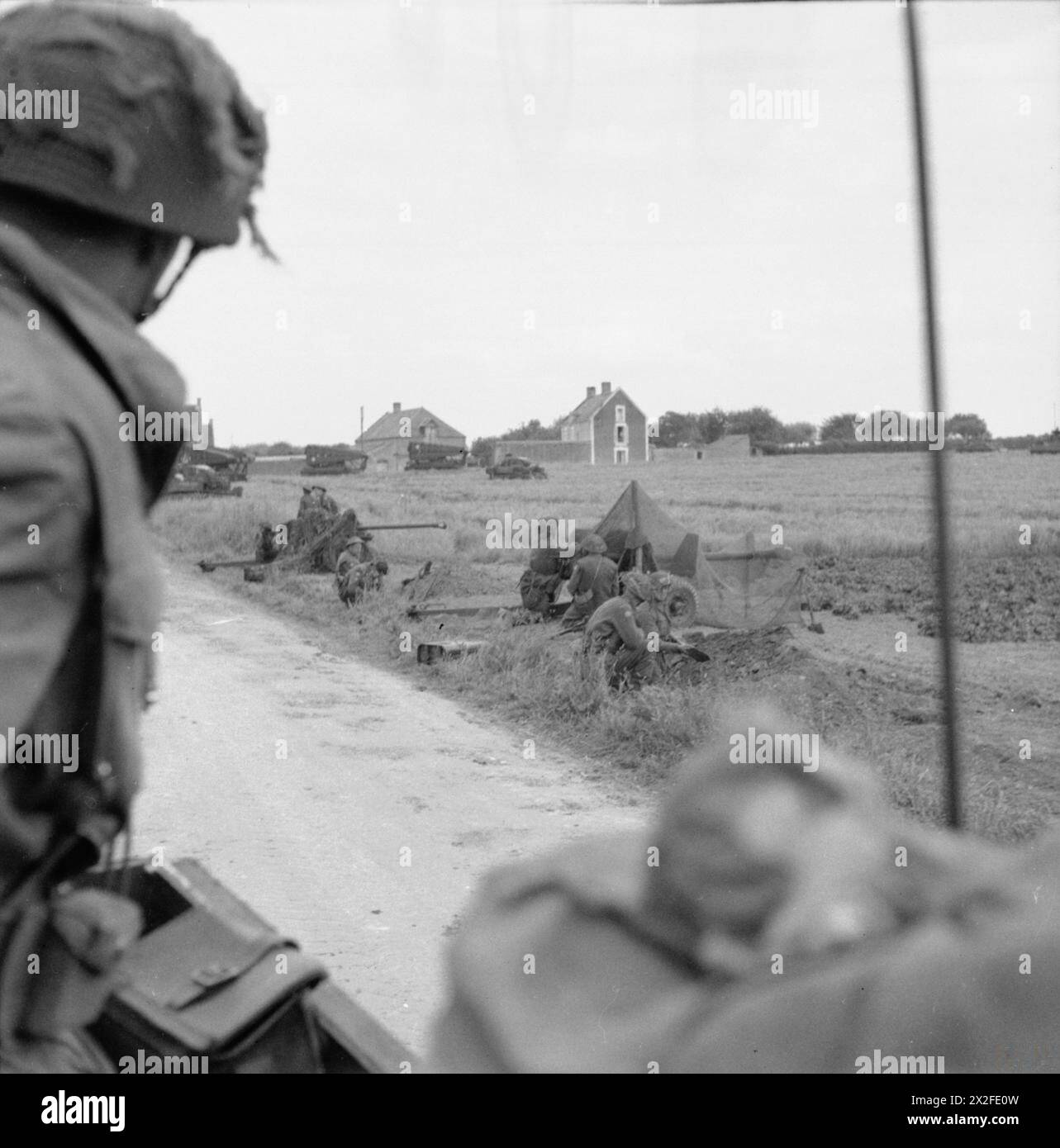 D-DAY - FORZE BRITANNICHE DURANTE L'INVASIONE DELLA NORMANDIA 6 GIUGNO 1944 - Uno schermo di cannoni anticarro 6-pdr in posizione al fianco della Rue de la Croix Rose a Hermanville-sur-Mer, 6 giugno 1944. La Route de Caen può essere vista dirigersi verso l'esercito britannico destro Foto Stock