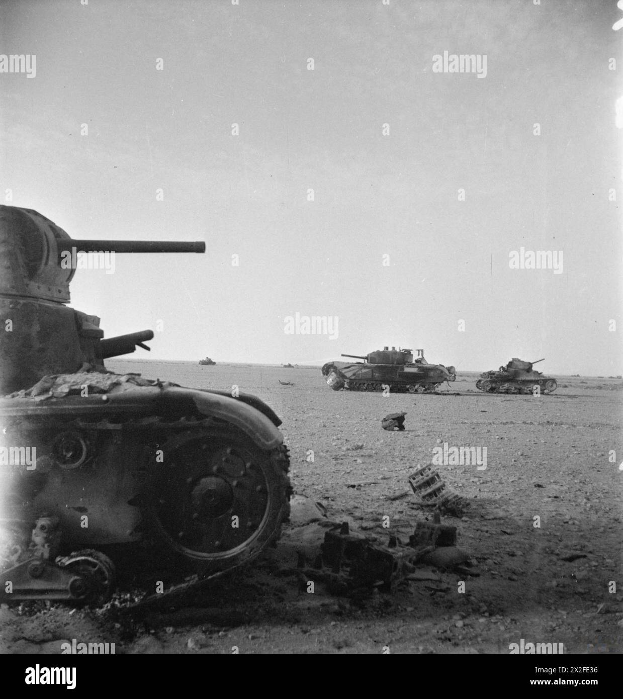 Un carro armato Churchill III messo fuori combattimento è tra i carri armati italiani M13/40 abbandonati a El Alamein il 2 novembre 1942. Faceva parte di sei Churchill Tank sotto la 7th Motor Brigade, 1st Armoured Division, chiamato Kingforce in onore del maggiore Norris King MC, schierato per l'offensiva di Montgomery. Foto Stock Un carro armato Churchill III messo fuori combattimento è tra i carri armati italiani M13/40 abbandonati a El Alamein il 2 novembre 1942. Faceva parte di sei Churchill Tank sotto la 7th Motor Brigade, 1st Armoured Division, chiamato Kingforce in onore del maggiore Norris King MC, schierato per l'offensiva di Montgomery. Foto Stock