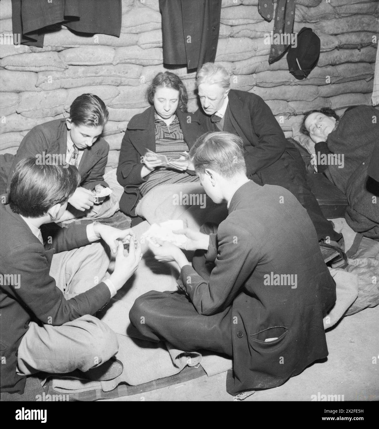 Un gruppo di londinesi passa il tempo giocando a carte nel Southwest London Garage Shelter, Pimlico, nel novembre 1940. Foto Stock