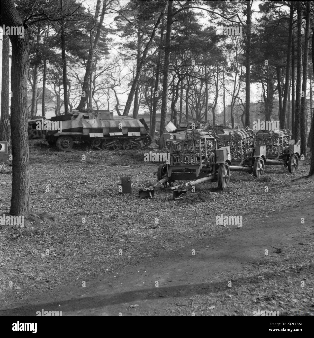 L'ESERCITO BRITANNICO NELL'EUROPA NORDOCCIDENTALE 1944-45 - ha abbandonato i lanciarazzi tedeschi a mezzo percorso in una foresta vicino a celle, il 13 aprile 1945 Foto Stock