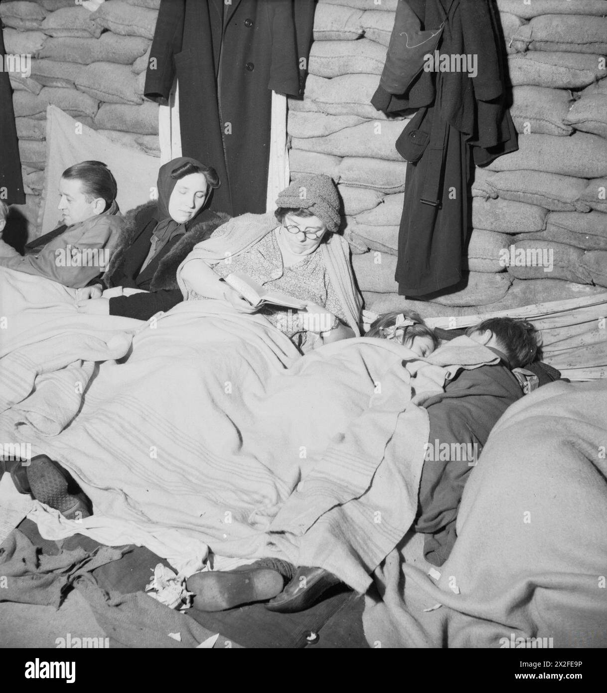 Le persone si preparano per una notte di sonno nel garage di Londra sud-occidentale a Pimlico nel novembre 1940, utilizzando lo spazio per rifugiarsi durante le incursioni aeree. Foto Stock