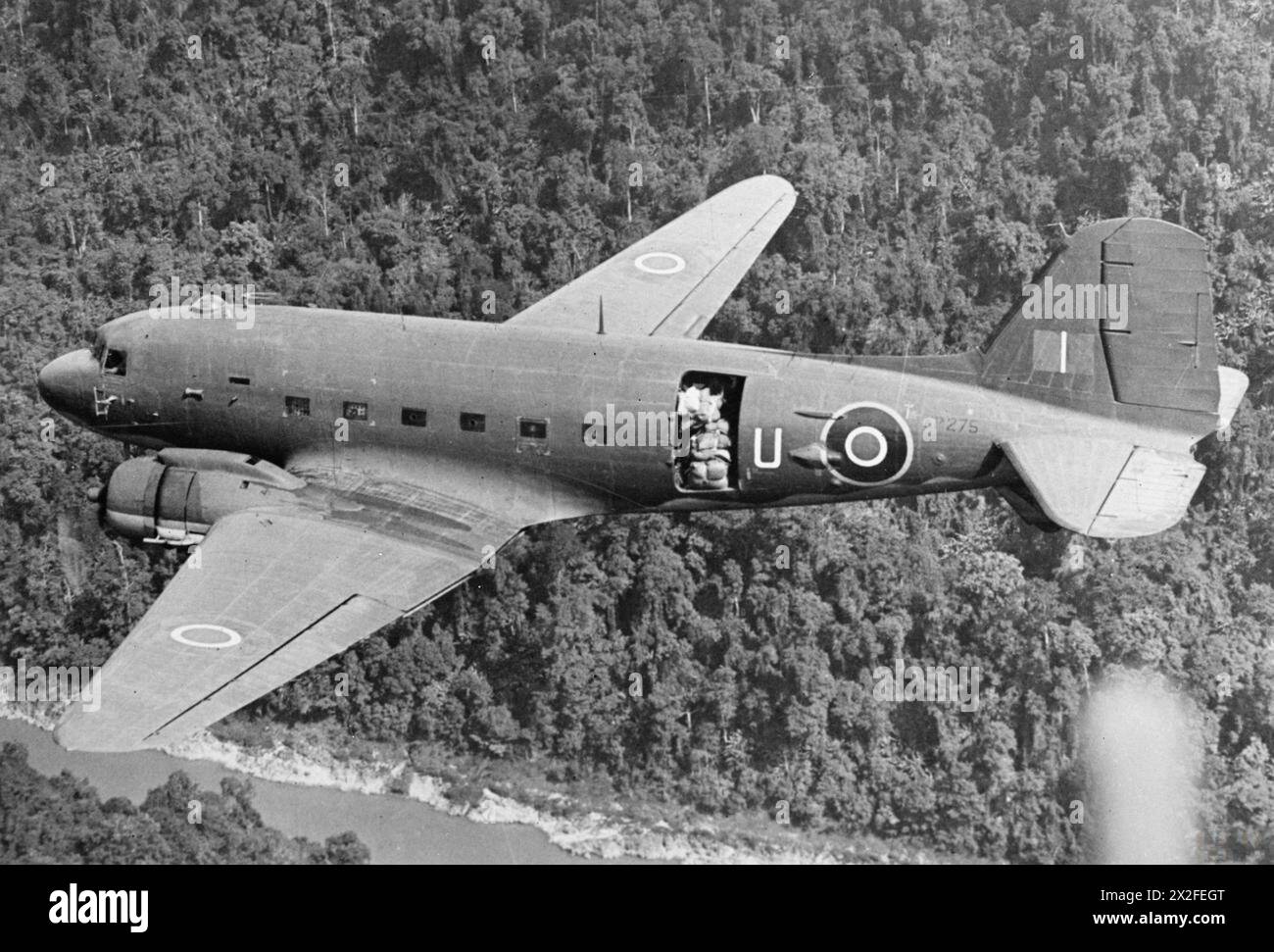 Gli aerei volano lungo il fiume Siang, con rifornimenti impilati su porte aperte pronte per la consegna aerea agli avamposti durante la seconda guerra mondiale Foto Stock