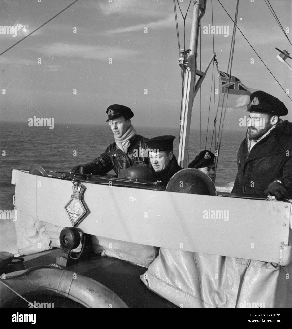 Sul ponte di MTB 32 nella Manica, il tenente N.S. 'Norrie' Gardner, il Coxswain, e il tenente Peter Dickens, CO della 21a Flottiglia MTB, conducono compiti operativi nel 1943. Foto Stock