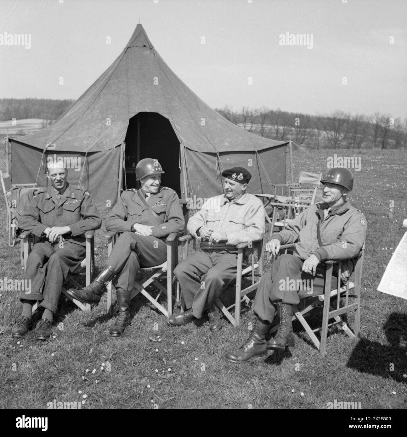 I comandanti alleati, tra cui il tenente generale Sir Miles Dempsey, il generale Omar Bradley, il feldmaresciallo Sir Bernard Montgomery e il tenente generale W H Simpson, si riunirono in una conferenza l'11 aprile 1945 durante la campagna dell'Europa nordoccidentale. Foto Stock