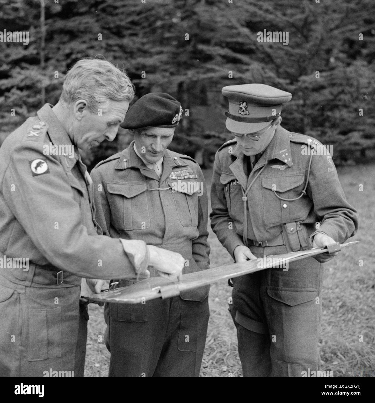 Il feldmaresciallo Montgomery studia una mappa con il tenente generale Horrocks e il principe Bernardo dei Paesi Bassi l'8 settembre 1944, coordinando le forze olandesi nell'Europa nordoccidentale. Foto Stock