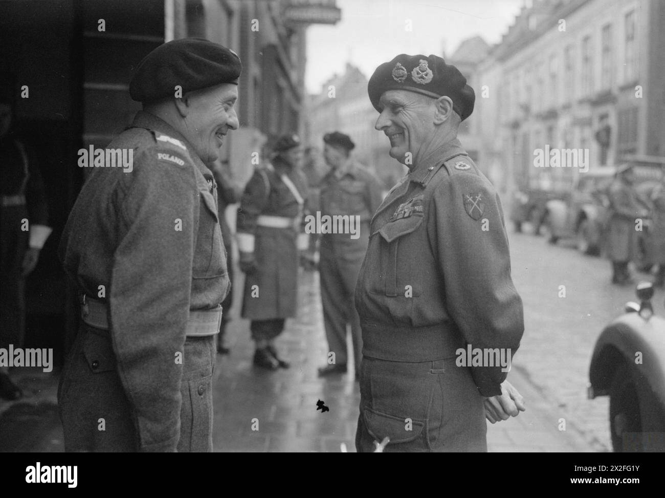 L'ESERCITO POLACCO NELLA CAMPAGNA DELL'EUROPA NORDOCCIDENTALE, 1944-1945 - il feldmaresciallo Bernard Montgomery in conversazione con il generale Stanisław Maczek, comandante della prima divisione corazzata polacca, durante la sua visita al quartier generale della divisione a Breda, il 25 novembre 1944. Durante la sua visita il maresciallo Montgomery decorò un certo numero di militari polacchi.notate i segni di censura che oscurano lo sfondo dell'esercito polacco, dell'esercito britannico, delle forze armate polacche in Occidente, della 1a divisione corazzata, Maczek, Stanisław, Montgomery, Bernard Law Foto Stock