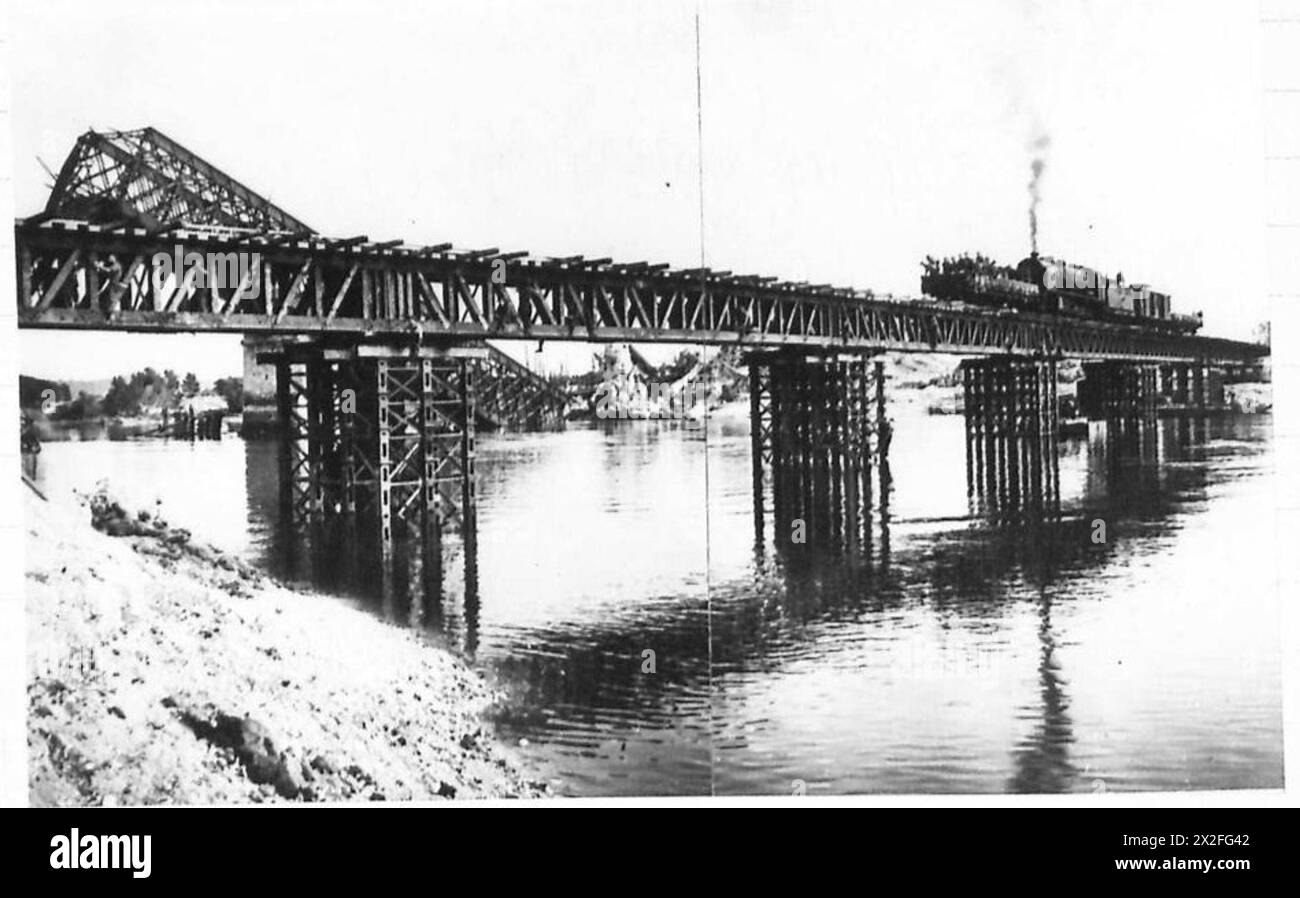 Gli ingegneri dell'esercito britannico del 21st Army Group costruiscono o gestiscono un ponte ferroviario sul fiume Senna vicino a Rouen in Francia e in Italia durante le operazioni militari, supportando i trasporti e la logistica. Foto Stock