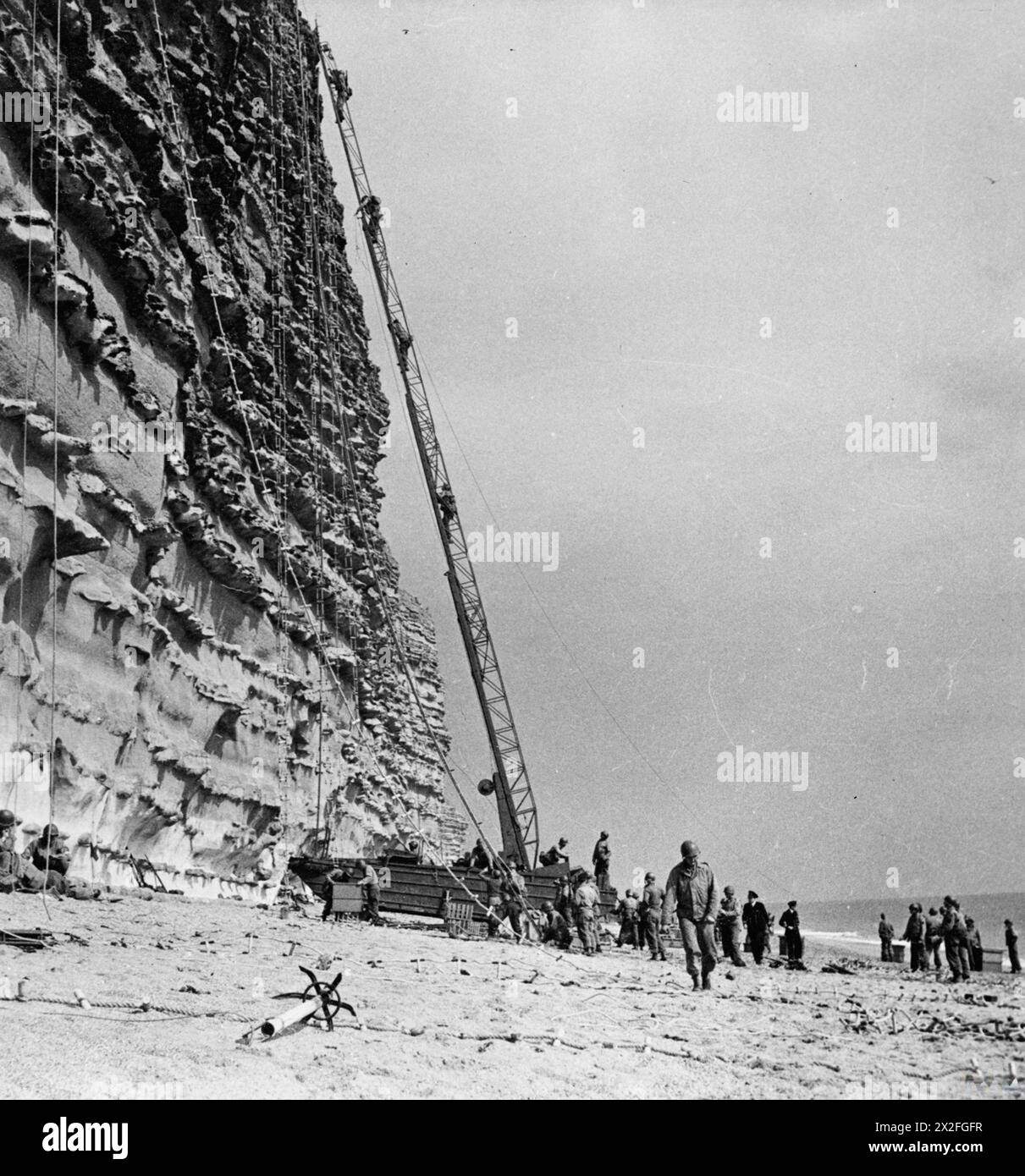 Le truppe STATUNITENSI praticano la scalata delle scogliere utilizzando ganci e una scala montata su un veicolo anfibio DUKW nel 1944 come parte dei preparativi per il D-Day. Foto Stock