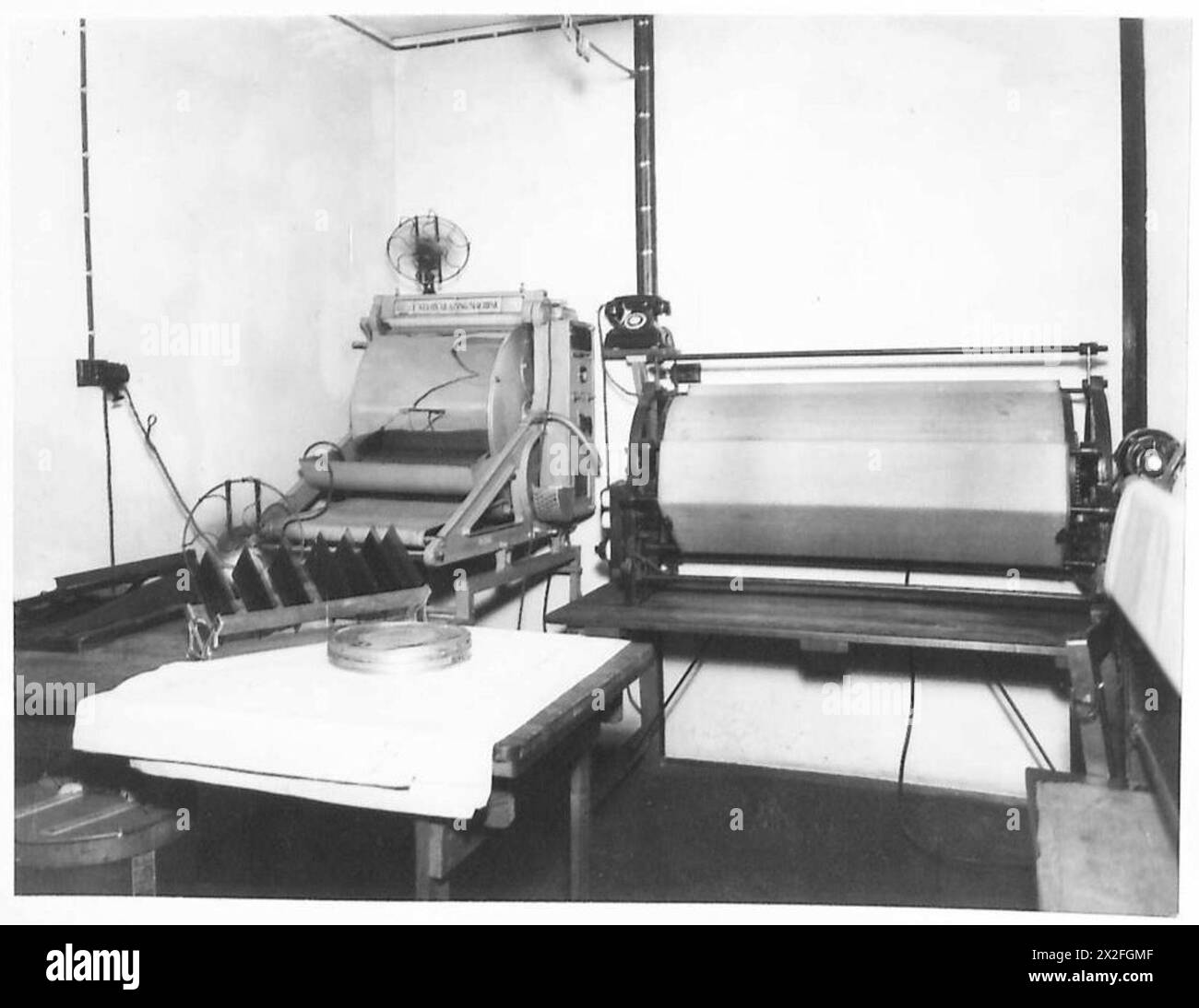 SEZIONE FOTOGRAFICA W.O. PRESSO CURZON STREET HOUSE, CURZON STREET, W.1. - Drying Room : da sinistra a destra (a) Kodak Velox Glglazing Machine (b) Shaw Drying machine British Army Foto Stock