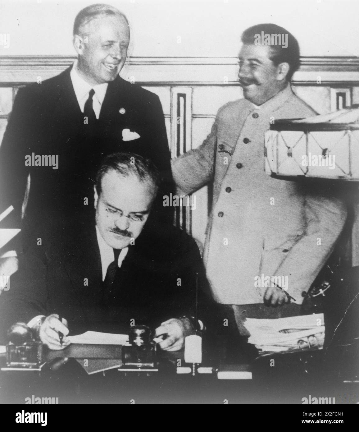 LA COOPERAZIONE NAZISTA-SOVIETICA, 1939-1941 - Joachim von Ribbentrop, ministro degli Esteri tedesco, che condivide uno scherzo con Stalin mentre Vyacheslav Molotov, ministro degli Esteri sovietico, firma il trattato di amicizia, cooperazione e demarcazione, la continuazione del patto Ribbentrop-Molotov, il patto di demarcazione dell'Europa, 28 settembre 1939 Stalin, Joseph, Molotov, Vyacheslav Mikhailovich, Ribbentrop, Joachim von Foto Stock