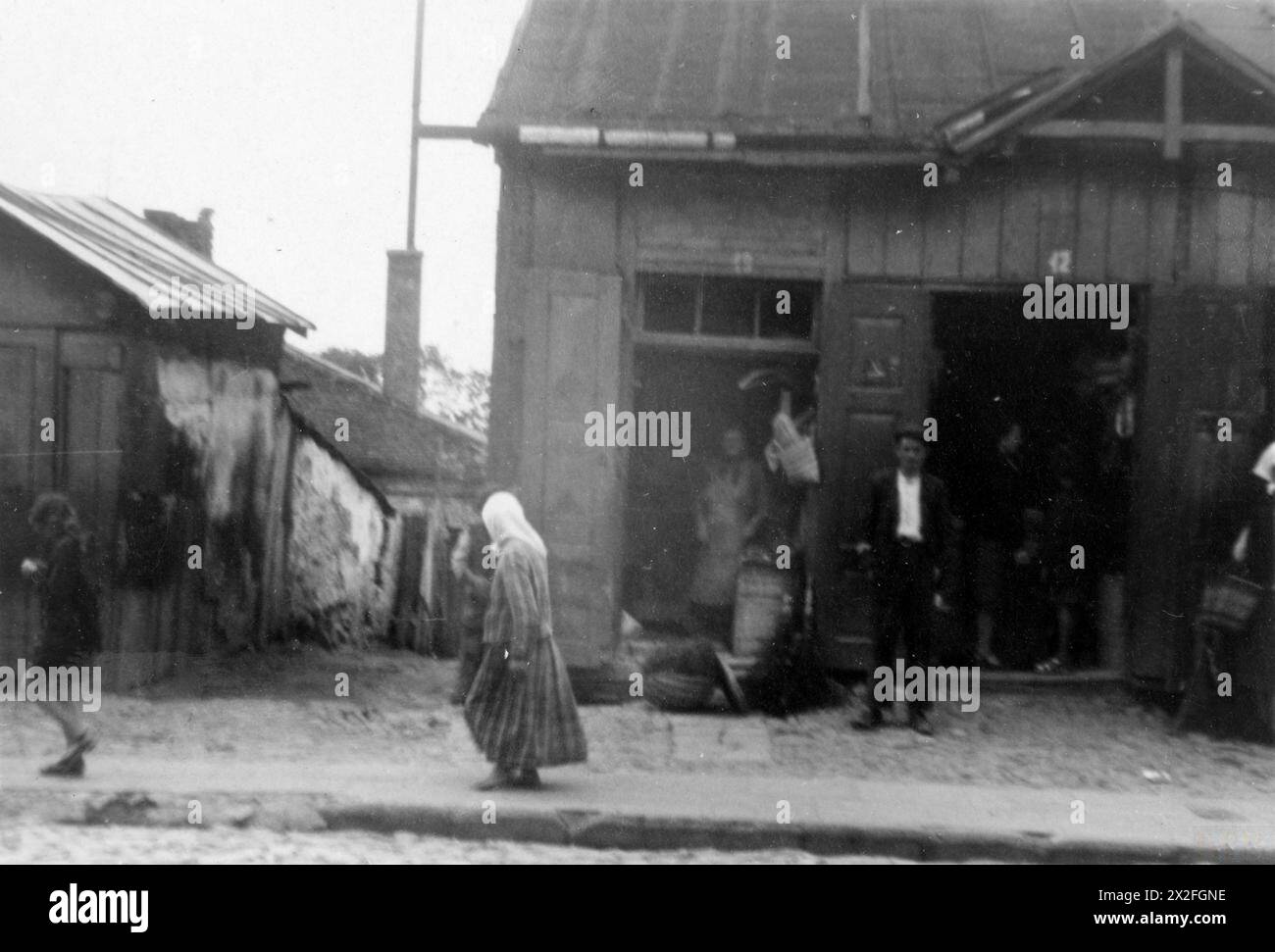 Residenti ebrei di Chełm in piedi fuori da un negozio durante l'occupazione tedesca della Polonia, fotografati da un soldato della compagnia, 310 il Battaglione dell'Esercito territoriale tra l'8 agosto e il 13 settembre 1941. Foto Stock