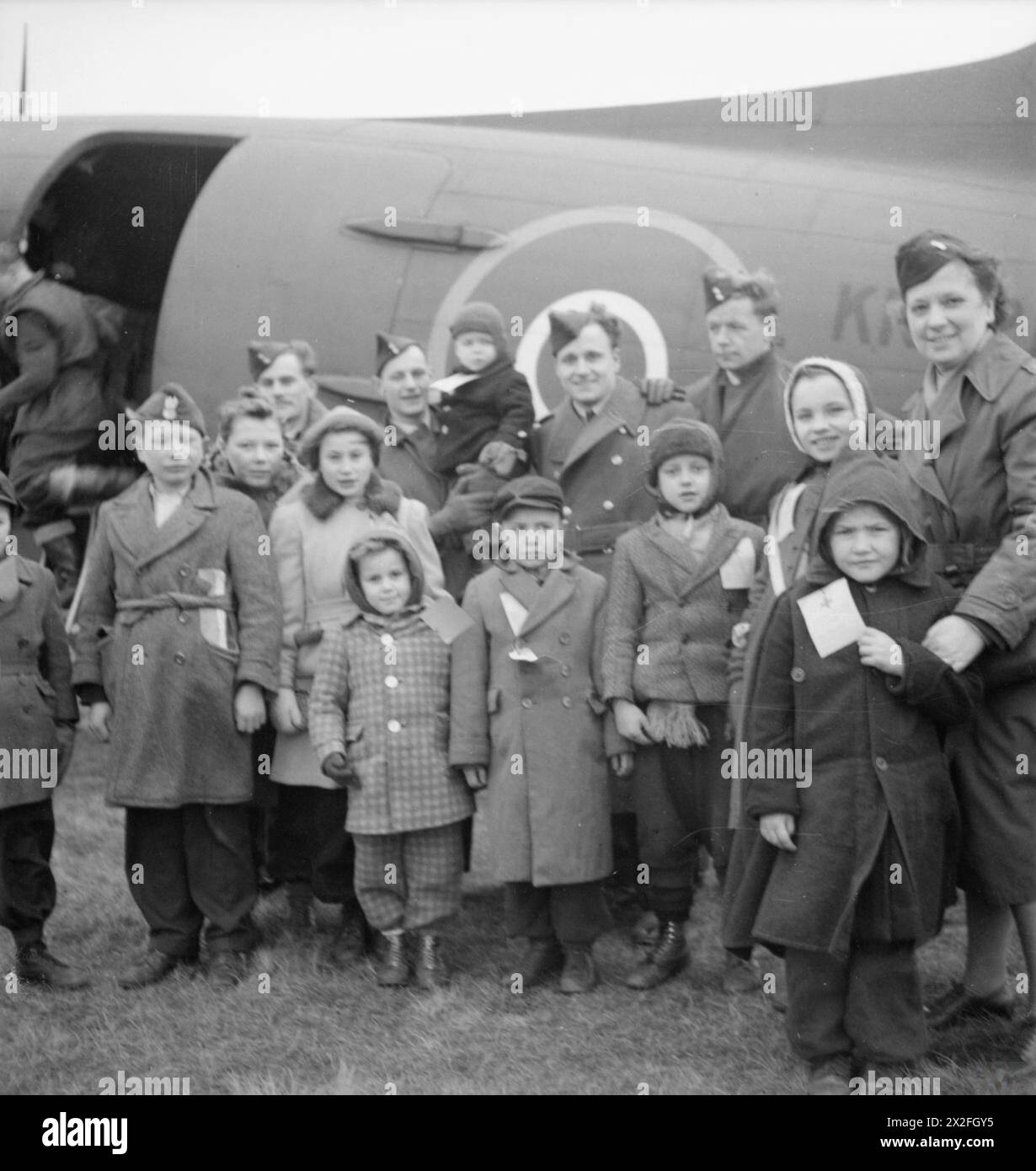 Nel 1945, 23 bambini, per lo più polacchi, provenienti da campi di sfollati nella zona di occupazione britannica in Germania furono portati a Ginevra da due aerei della RAF Dakota. I loro genitori non erano rintracciabili, e il governo svizzero accettò di prendersi cura di loro durante l'inverno del 1945-46. Due dei bambini erano sopravvissuti al campo di concentramento di Belsen. Foto Stock