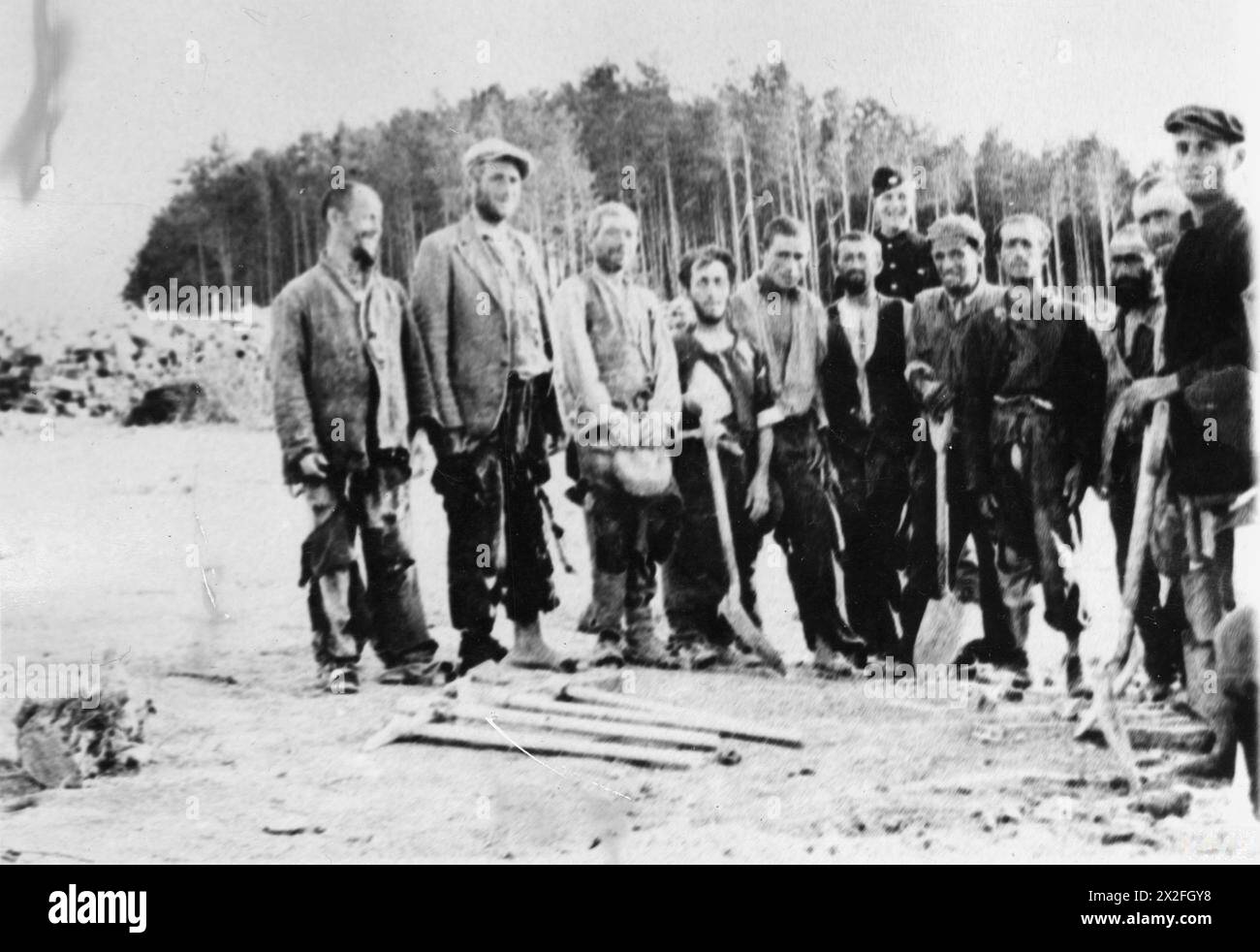 I lavoratori ebrei schiavisti provenienti dal campo di lavoro di Belzec sono mostrati nel lavoro forzato durante l'occupazione nazista della Polonia tra il 1941 e il 1945. Foto Stock