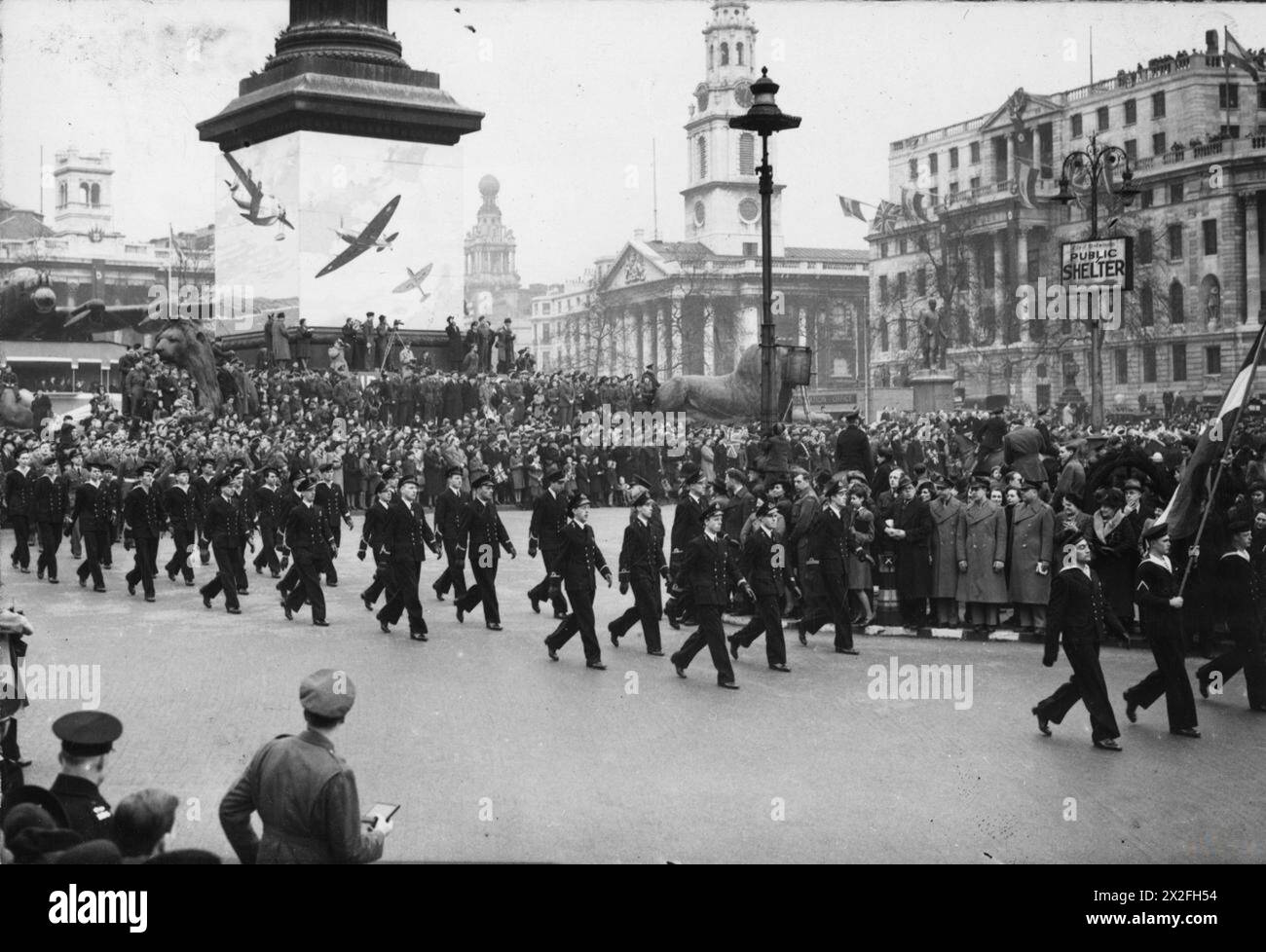 L'11 marzo 1943, i marinai polacchi marciarono attraverso Trafalgar Square a Londra durante la Wings for Victory Week. Il saluto fu ricevuto dal ministro degli Esteri britannico Anthony Eden come parte di una parata delle forze alleate. Foto Stock