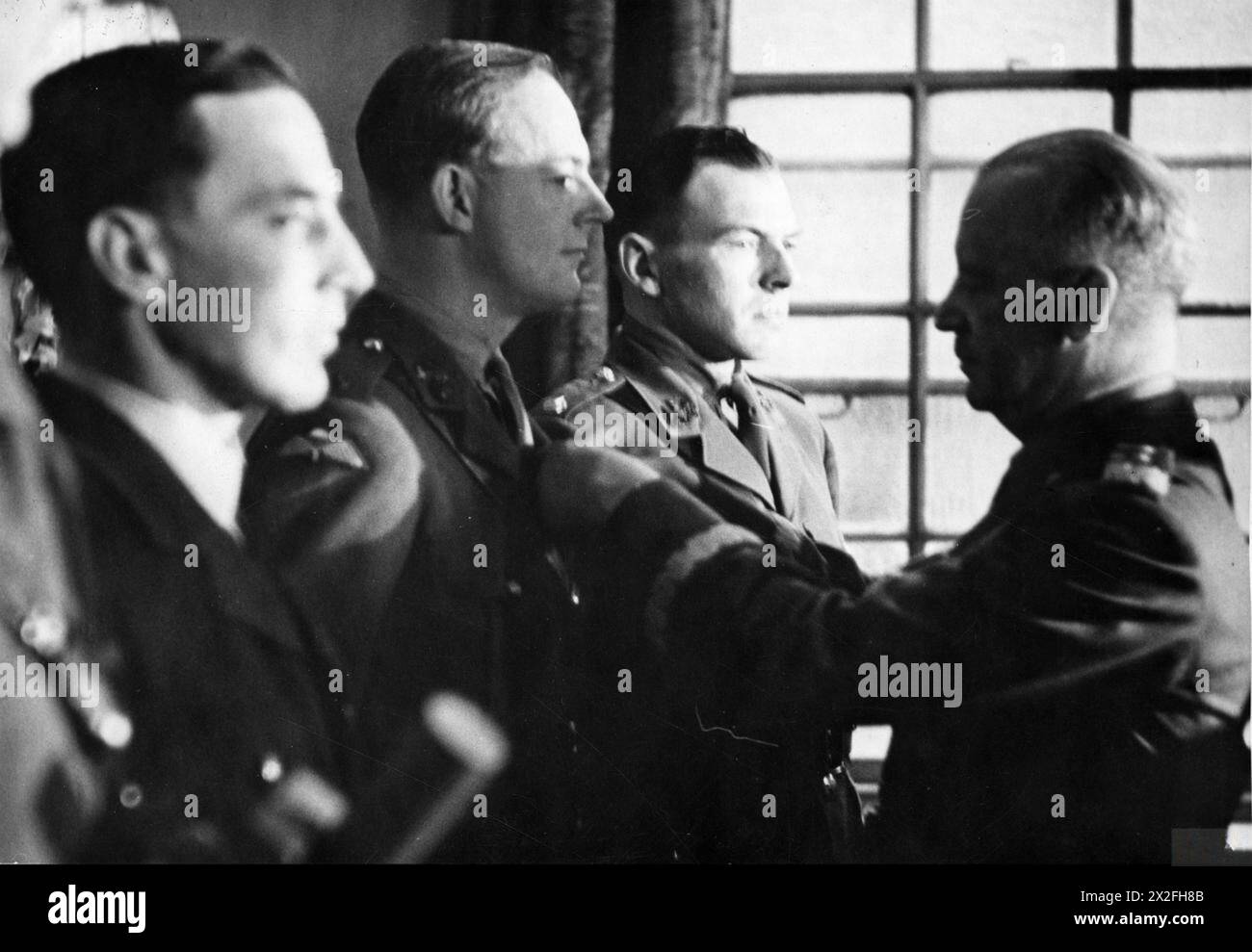 Il generale Władysław Sikorski, primo ministro e comandante in capo delle forze armate polacche, decora con la Croce di Valour il maggiore Peter Wilkinson dell'Esecutivo delle operazioni speciali. Foto Stock