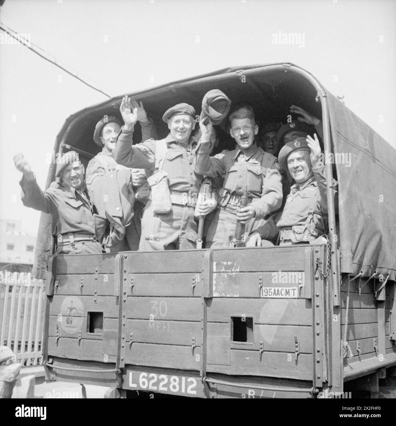 I militari britannici tornano a casa per un congedo di smobilitazione, con partenza dai moli di dover alla stazione ferroviaria dopo il servizio della seconda guerra mondiale. Foto Stock