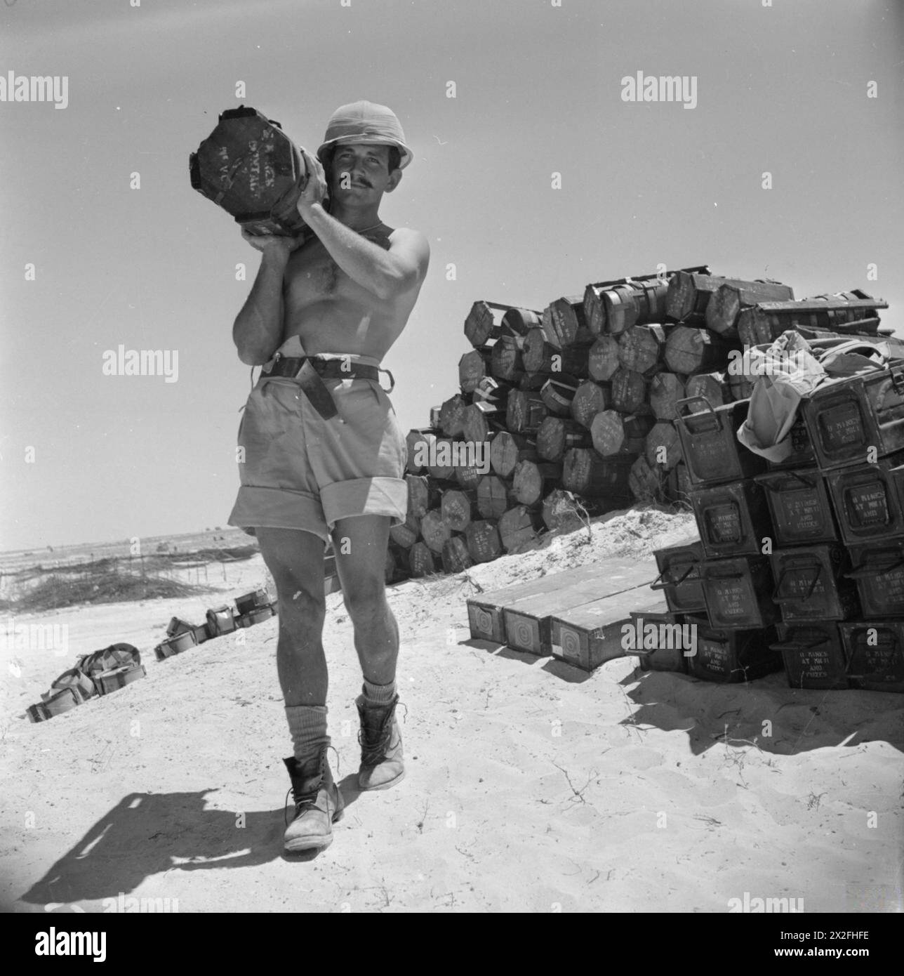 FORZE DEL COMMONWEALTH IN NORD AFRICA 1940-43 - Un sapper sudafricano che trasporta una pila di mine, Egitto, 2 luglio 1942 Foto Stock
