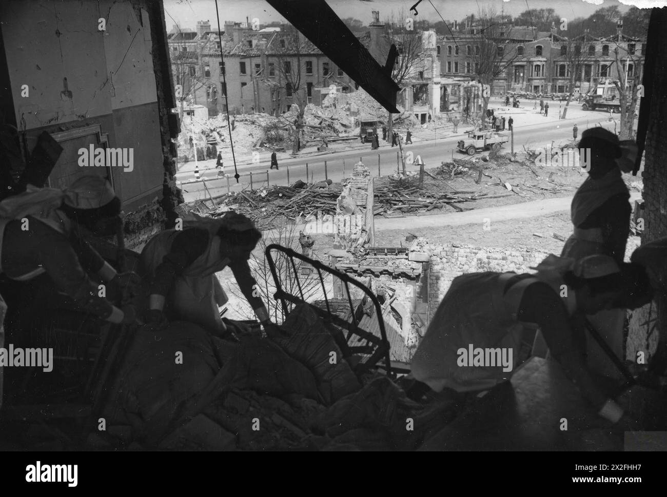 Vista dall'interno di un ospedale nel 1941 che mostra i danni di fronte all'edificio, scattati in una fotografia in bianco e nero con segni di censura. Foto Stock