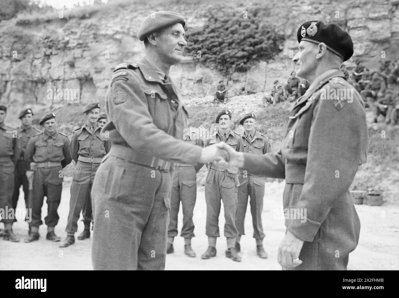 L'ESERCITO BRITANNICO NELL'EUROPA NORDOCCIDENTALE 1944-1945 - il generale Montgomery detiene un InvestitureGeneral Montgomery che decora il capitano P. Kieffer, comandante del Commando francese, con M.C.preso dal capitano Malindine 16/07/44, Foto Stock