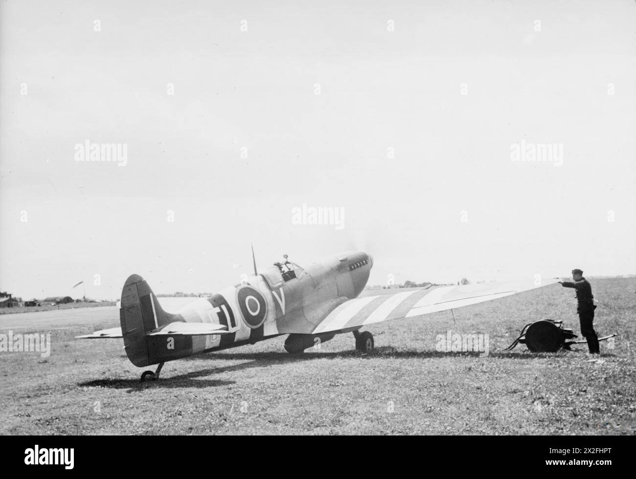 ROYAL AIR FORCE: 2ND TACTICAL AIR FORCE, 1943-1945. - Supermarine Spitfire Mark IX, 'fu-V', del No. 453 Squadron RAAF che si prepara a tassare a Ford, Sussex, per una sortita sulla Normandia. L'aereo trasporta un serbatoio carburante a lungo raggio da 44 galloni sotto la fusoliera per consentirgli di estendere il suo raggio operativo sul continente Royal Australian Air Force, 453 Squadron, Royal Air Force, Maintenance Unit, 201 Foto Stock