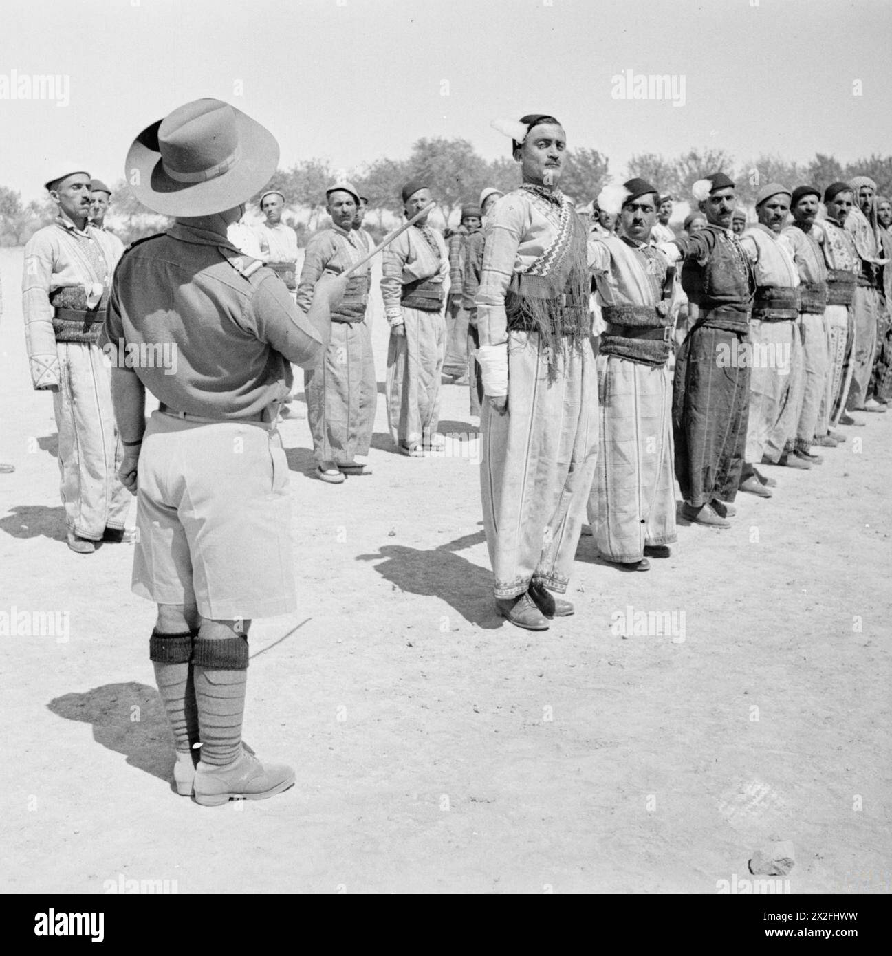 PRELIEVI IRACHENI IN FORMAZIONE A HABBANIYA - qui vengono mostrate reclute in Iraq che perforano sulla piazza, indossando ancora il loro vestito tribale Foto Stock