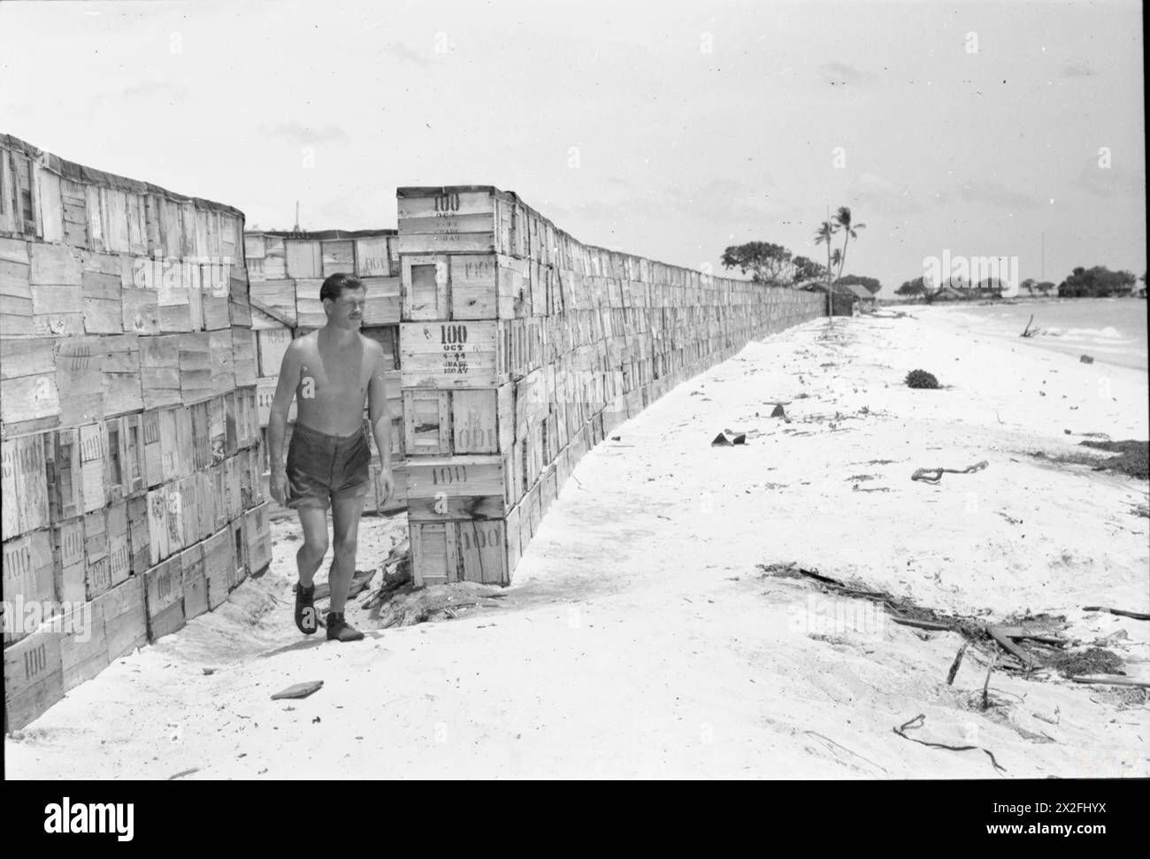 Un vento fatto di scatole di razione protegge il campo RAF a Kelai, Isole Maldive, servendo come base di rifornimento per idrovolanti nell'Oceano Indiano, 1941-1945. Foto Stock
