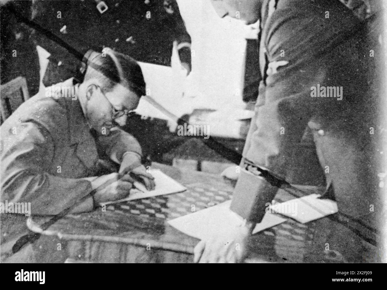 Adolf Hitler indossa occhiali in una fotografia scattata da Heinrich Hoffmann che è stata personalmente censurata da Hitler, Germania degli anni '1940. Foto Stock