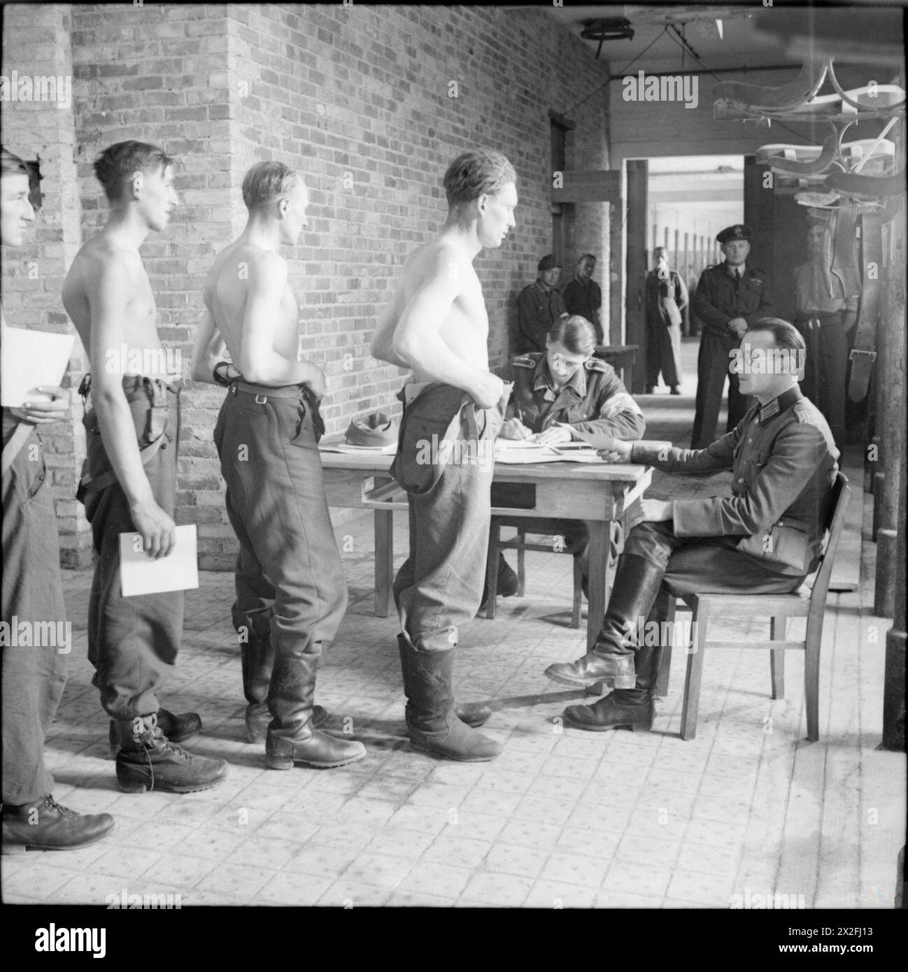 I soldati tedeschi al No.14 Centro di controllo dello scioglimento, caserme Eutin sono sottoposti a esami medici come parte del processo di smobilitazione. I soldati non idonei non vengono dimessi. Foto Stock