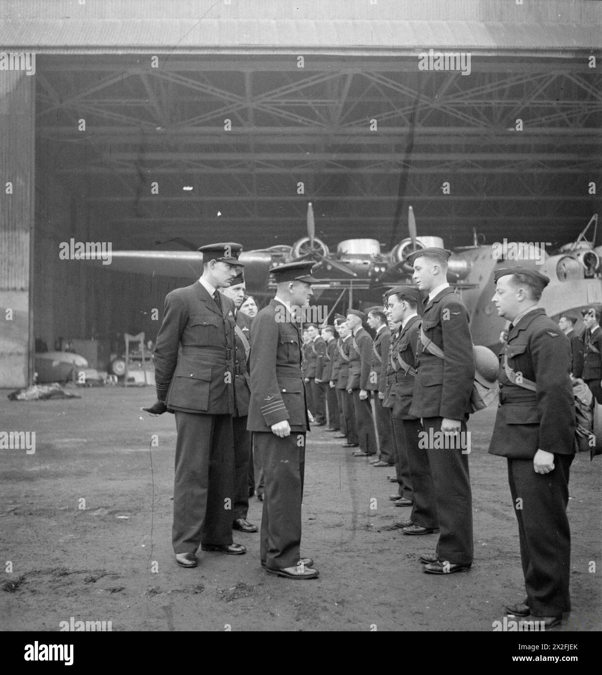 Le reclute australiane che si uniscono allo squadrone della Royal Australian Air Force con il RAF Coastal Command sono ispezionate dal Wing Commander Knox-Knight e dal Squadron leader D.L.J. Douglas all'arrivo in Inghilterra. Foto Stock