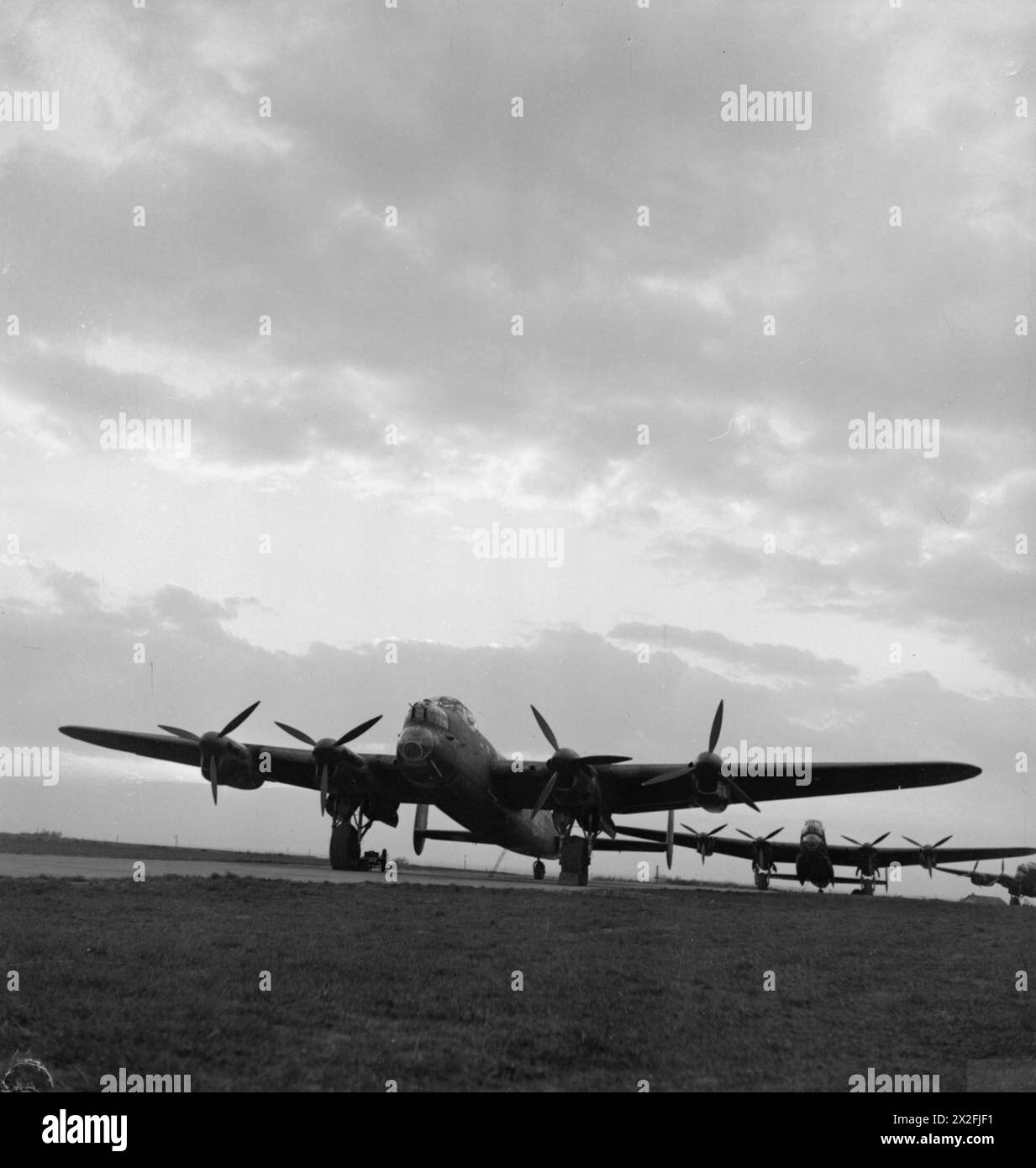 ROYAL AIR FORCE BOMBER COMMAND, 1942-1945. - Avro Lancaster B Mark è del No. 57 Squadron RAF parcheggiato in un'area di dispersione a Scampton, Lincolnshire Royal Air Force, 57 Squadron Foto Stock