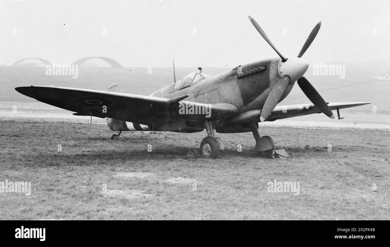 Un caccia Spitfire LF Mk.16e viene mostrato da terra, rappresentando l'aviazione militare britannica tra il 1939 e il 1945. Foto Stock