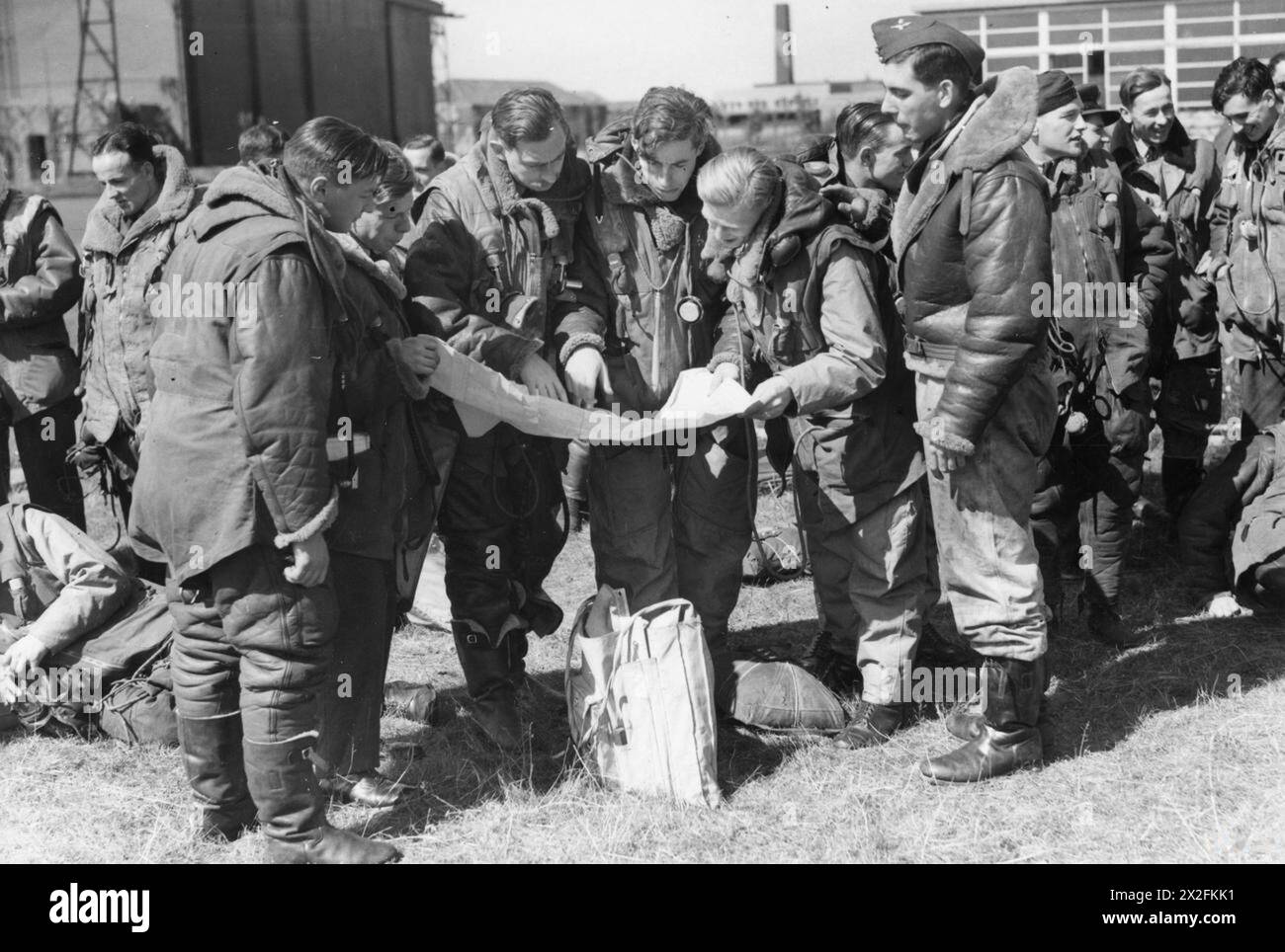 Gli equipaggi dei bombardieri Wellington del RAF Bomber Command fotografarono un evento stampa dopo il primo raid notturno a Berlino, il 25-26 agosto 1940. Foto Stock