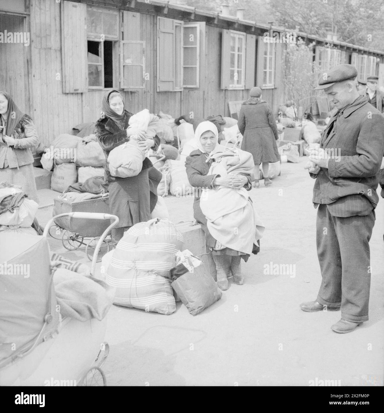 Le donne russe con i loro bambini sono viste in un ex campo di lavoro schiavista situato nello zoo di Amburgo in attesa di rimpatrio dopo la seconda guerra mondiale Foto Stock