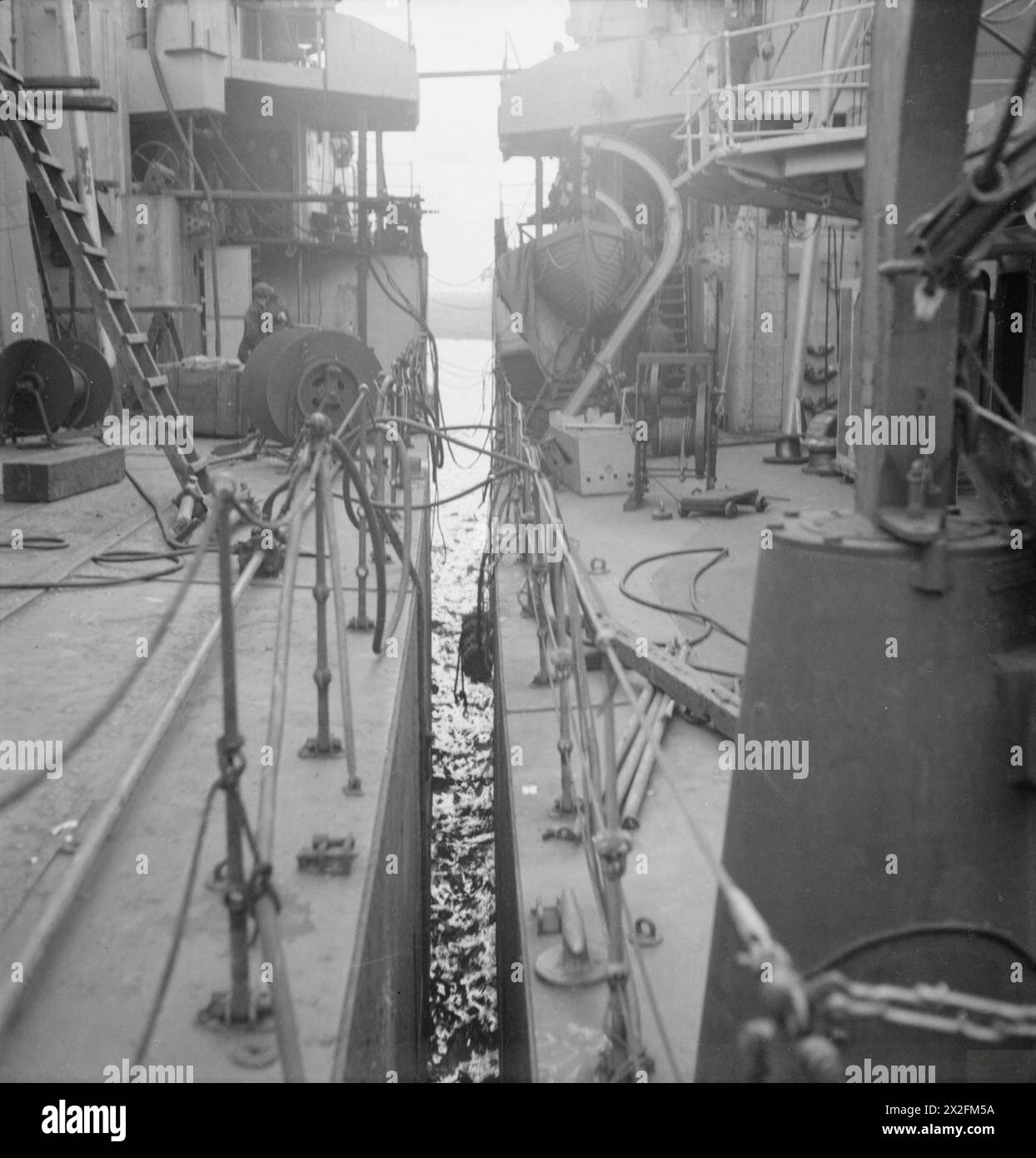 Due cacciatorpediniere sono ancorati fianco a fianco nei cantieri navali di Tyneside nel 1943, con il fiume Tyne visibile oltre, fotografato da Cecil Beaton. Foto Stock