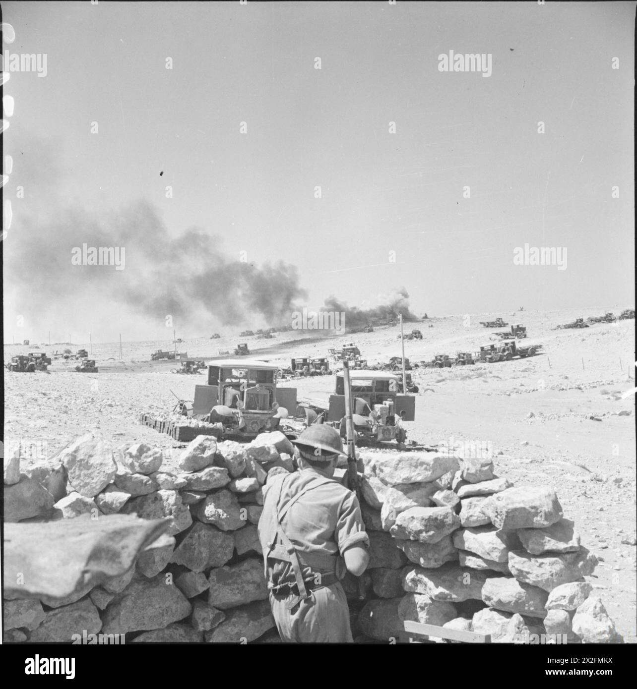 L'ESERCITO BRITANNICO IN NORD AFRICA 1941 - Un mitragliere Bren in azione contro i bombardieri nemici che attaccano Tobruk. In lontananza è stato colpito un camion italiano abbandonato, carico di munizioni, il 12 settembre 1941 Foto Stock