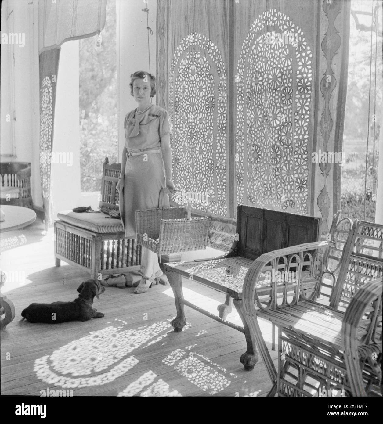 Cecil Beaton fotografò il Medio Oriente da febbraio a luglio 1942, catturando attività militari, paesaggi e vita civile durante la seconda guerra mondiale Foto Stock Cecil Beaton fotografò il Medio Oriente da febbraio a luglio 1942, catturando attività militari, paesaggi e vita civile durante la seconda guerra mondiale Foto Stock