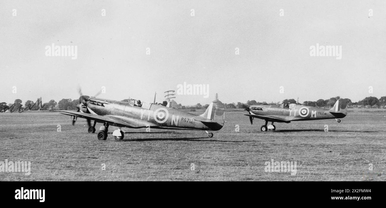 LA BATTAGLIA DELLA GRAN BRETAGNA 1940 - Three Spitfire Mk è (inclusi R6712, YT-N e R6714, YT-M) del No. 65 Squadron, decollando da Hornchurch, agosto 1940 Foto Stock